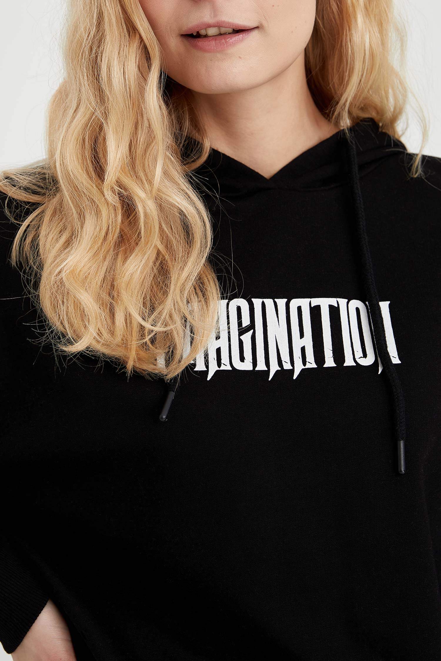 Kapüşonlu Baskılı Crop Sweatshirt