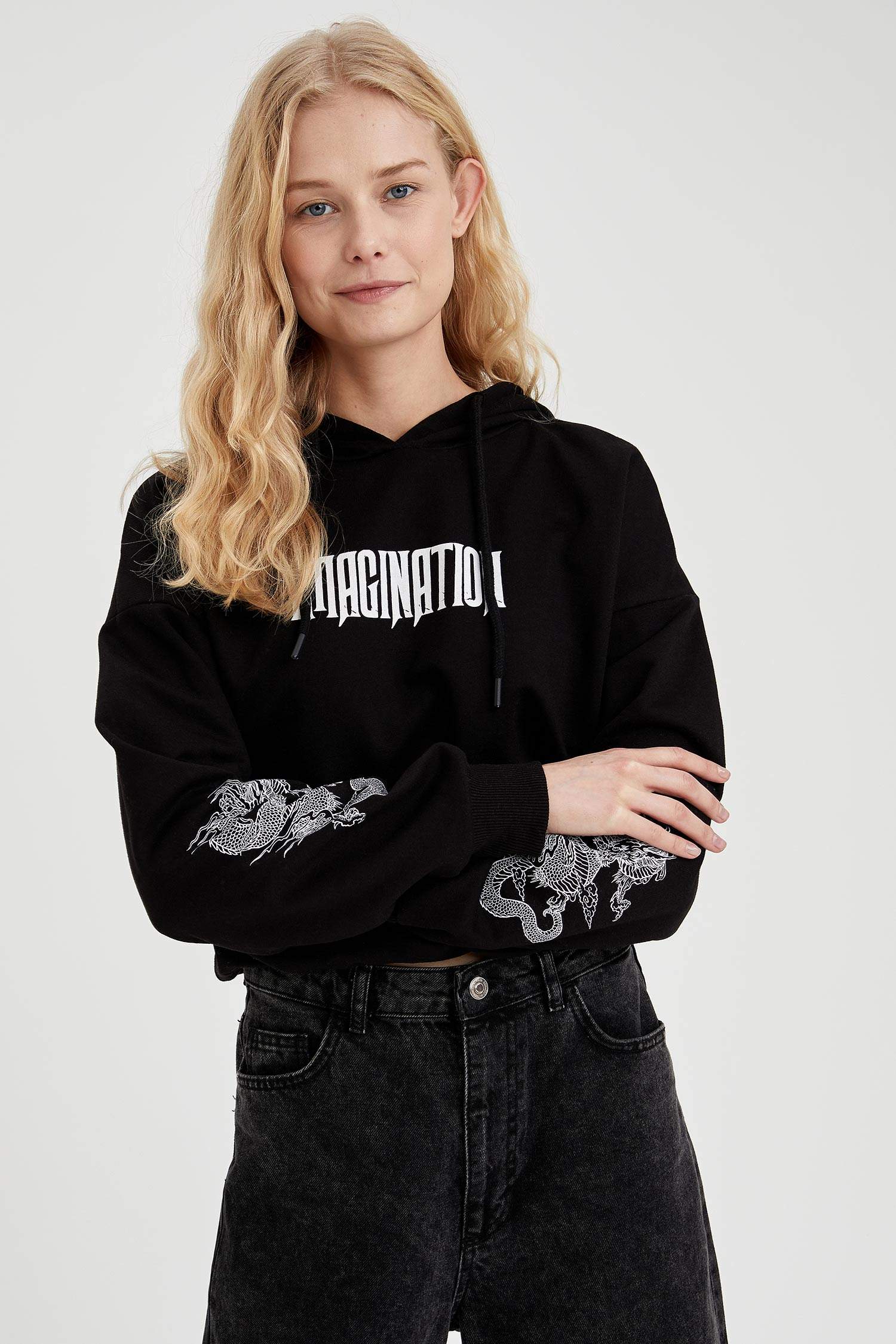 Kapüşonlu Baskılı Crop Sweatshirt