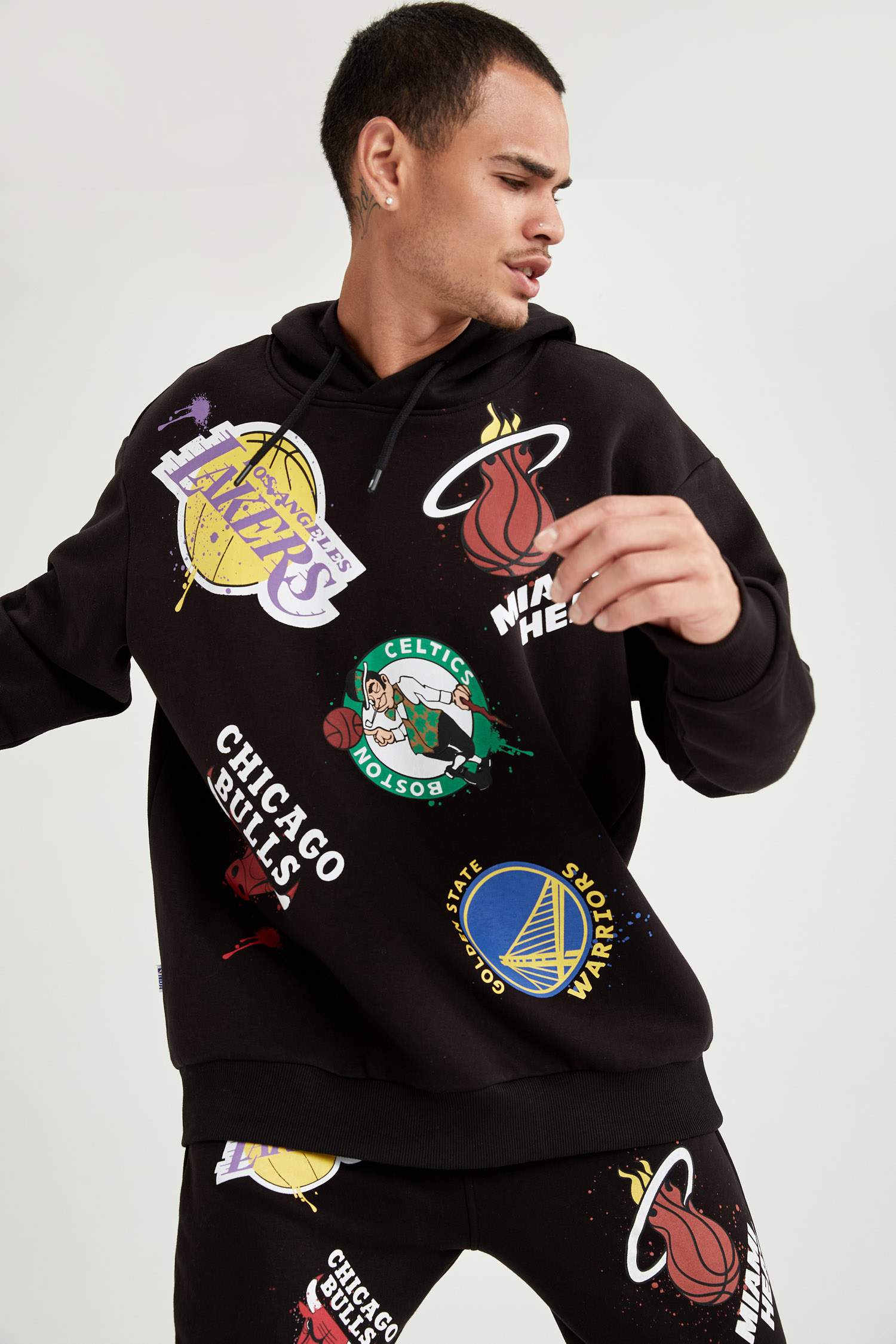 NBA Lisanslı Oversize Fit Kapüşonlu Uzun Kollu Sweatshirt