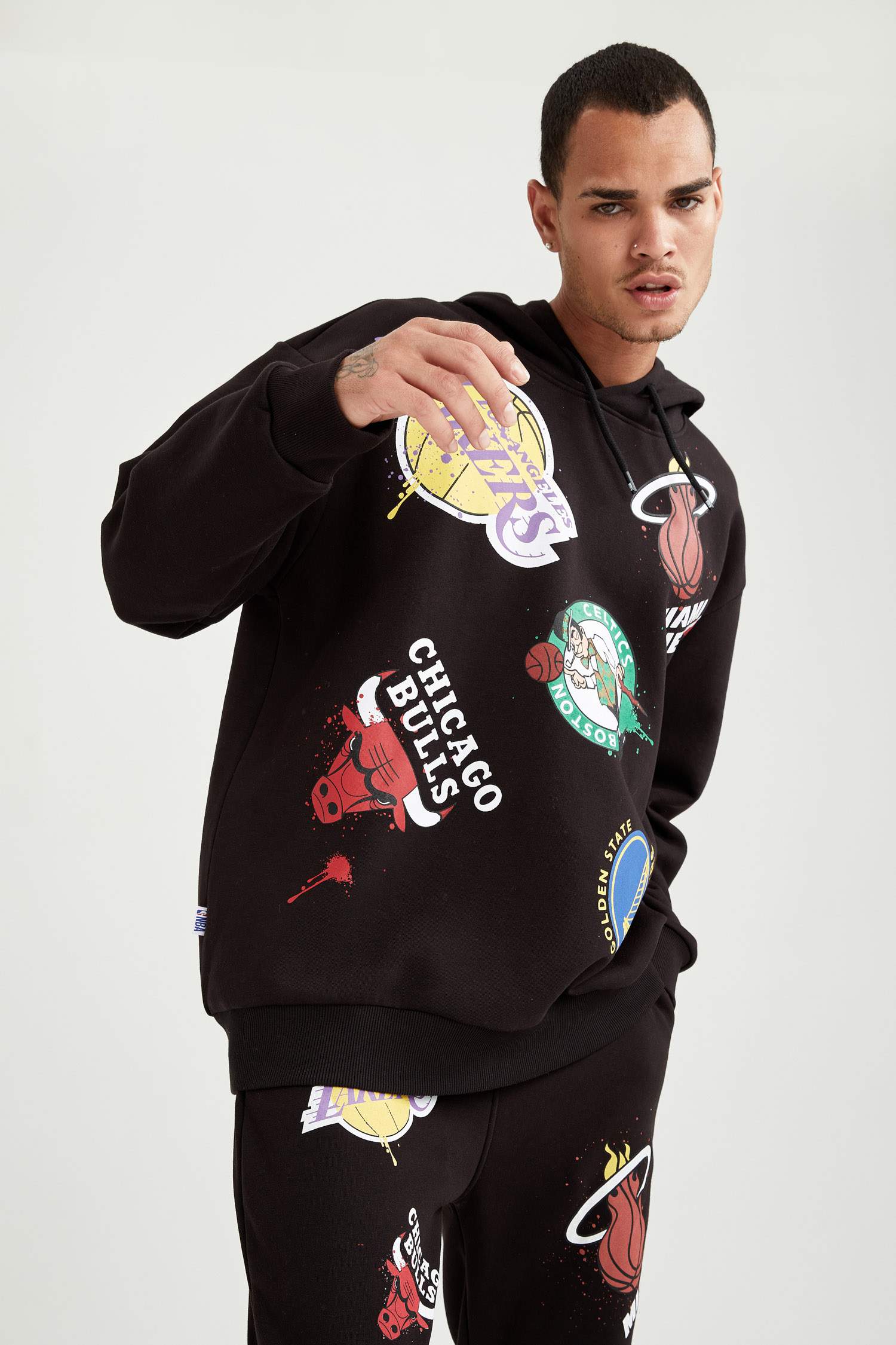 NBA Lisanslı Oversize Fit Kapüşonlu Uzun Kollu Sweatshirt