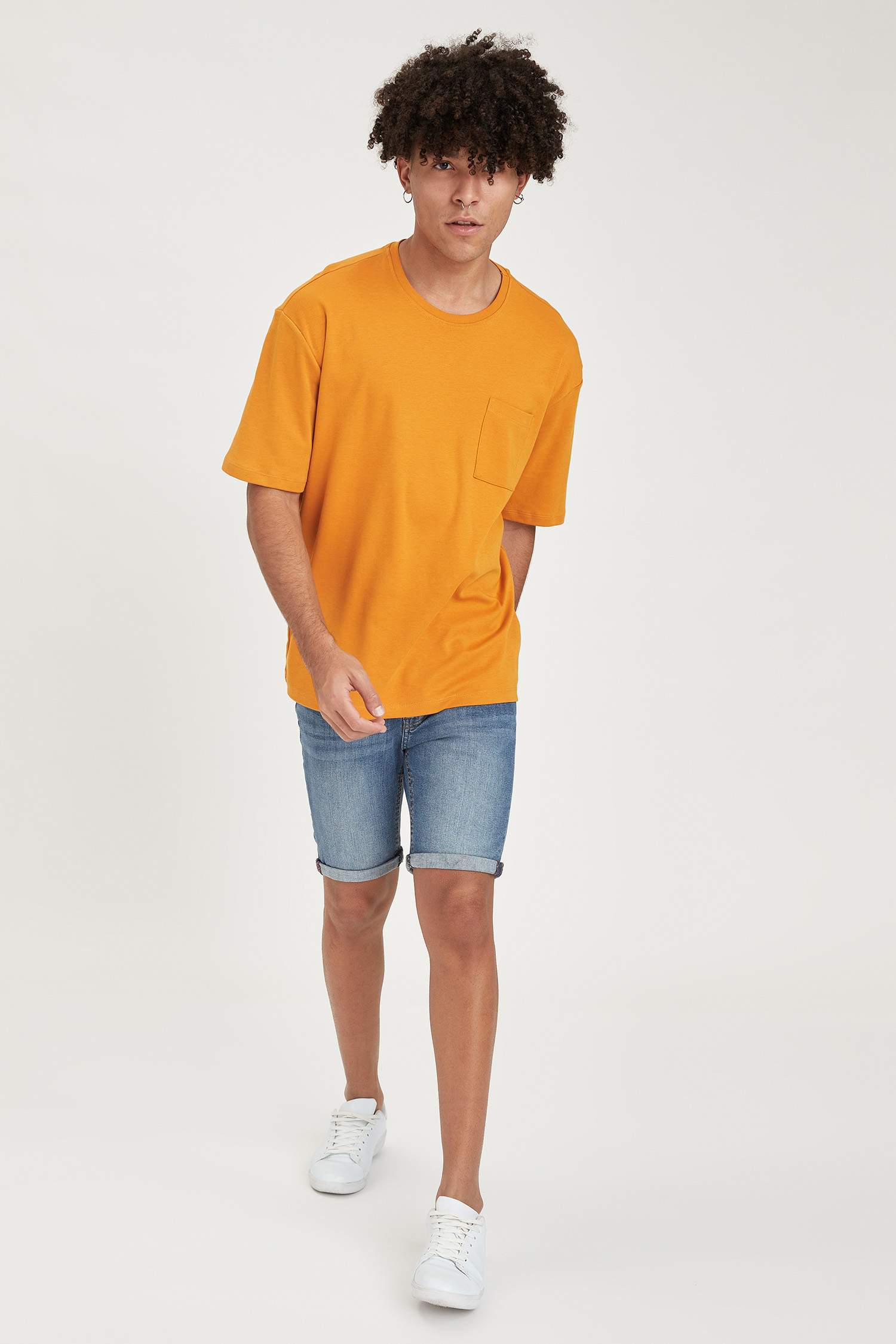 Oversize Fit Bisiklet Yaka Basic Tişört