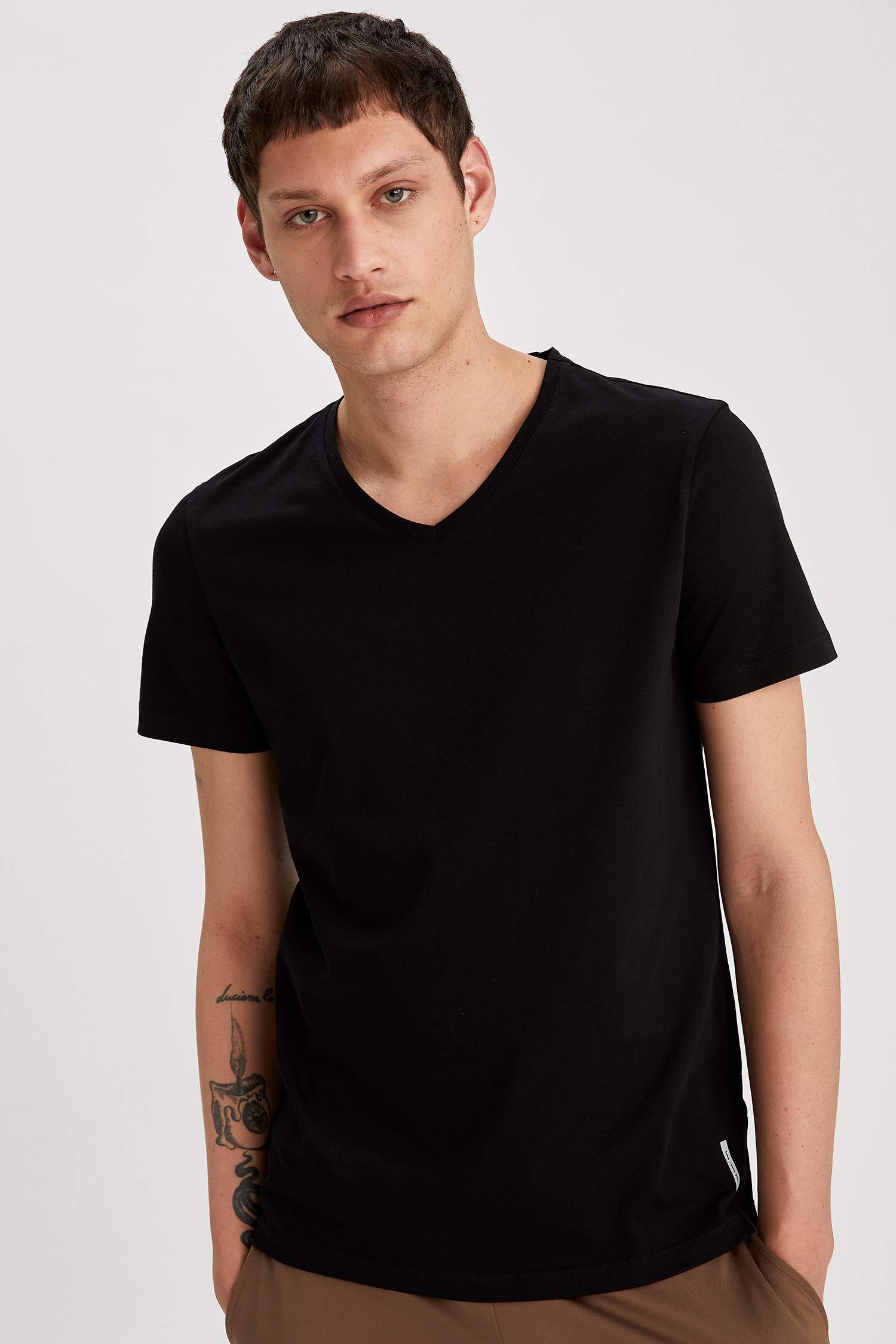 Slim Fit V Yaka Kısa Kollu Basic Pamuklu Tişört