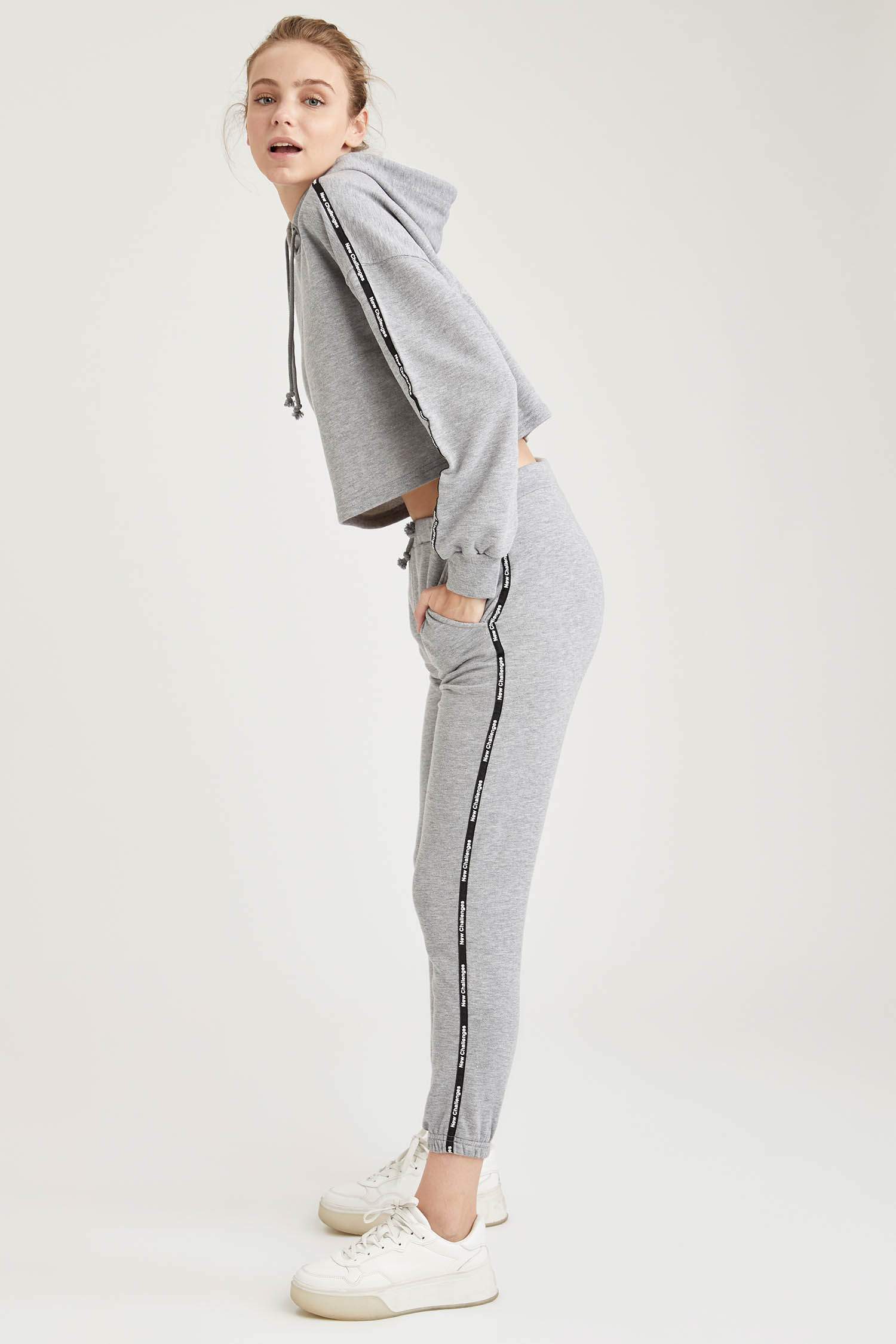 Şerit Detaylı Kapüşonlu Crop Sweatshirt