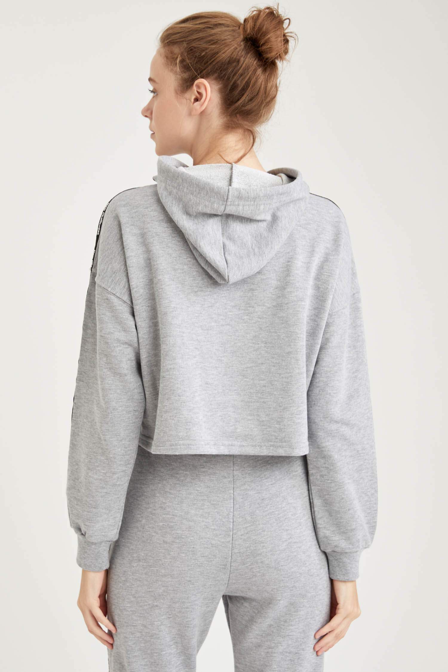 Şerit Detaylı Kapüşonlu Crop Sweatshirt