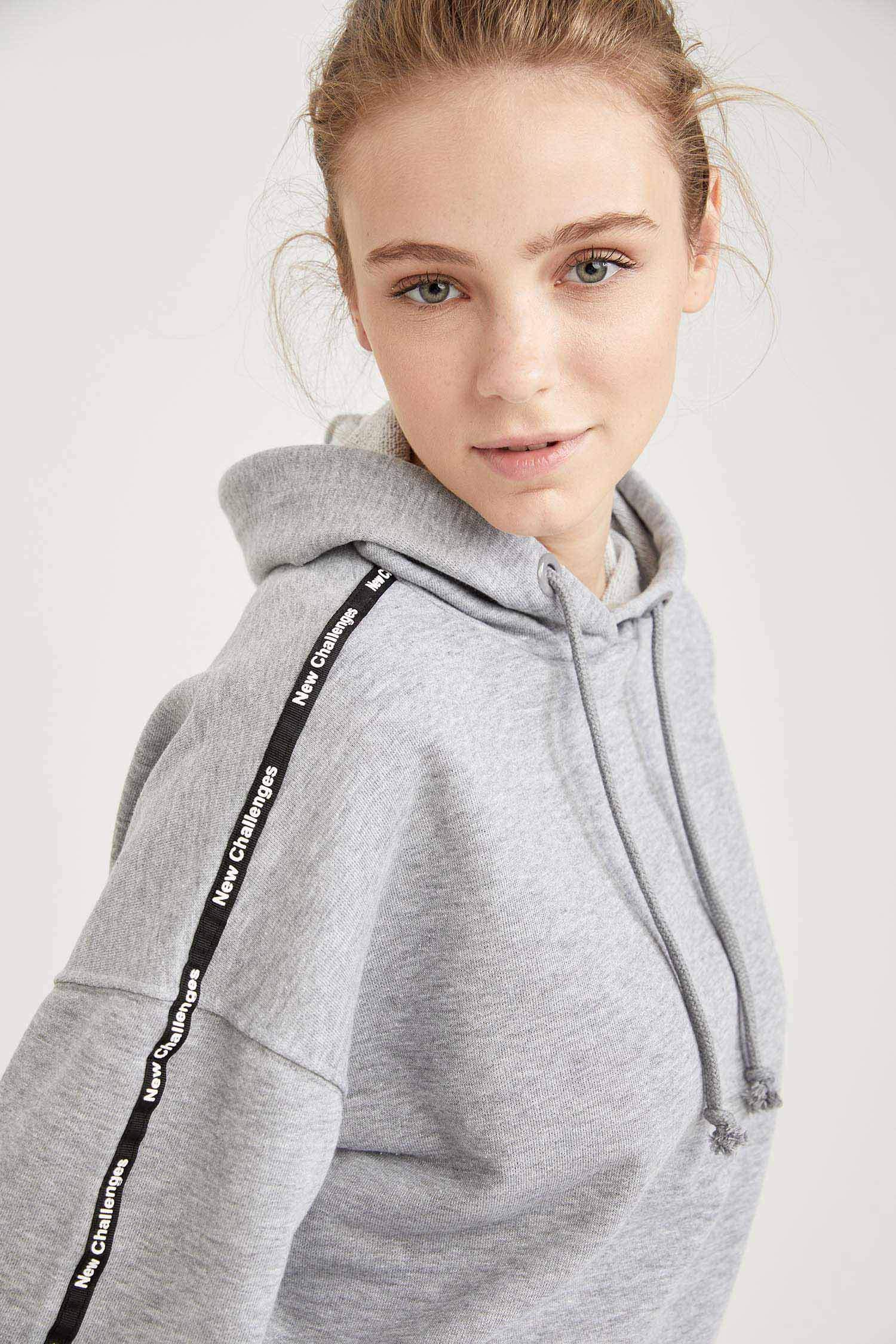 Şerit Detaylı Kapüşonlu Crop Sweatshirt