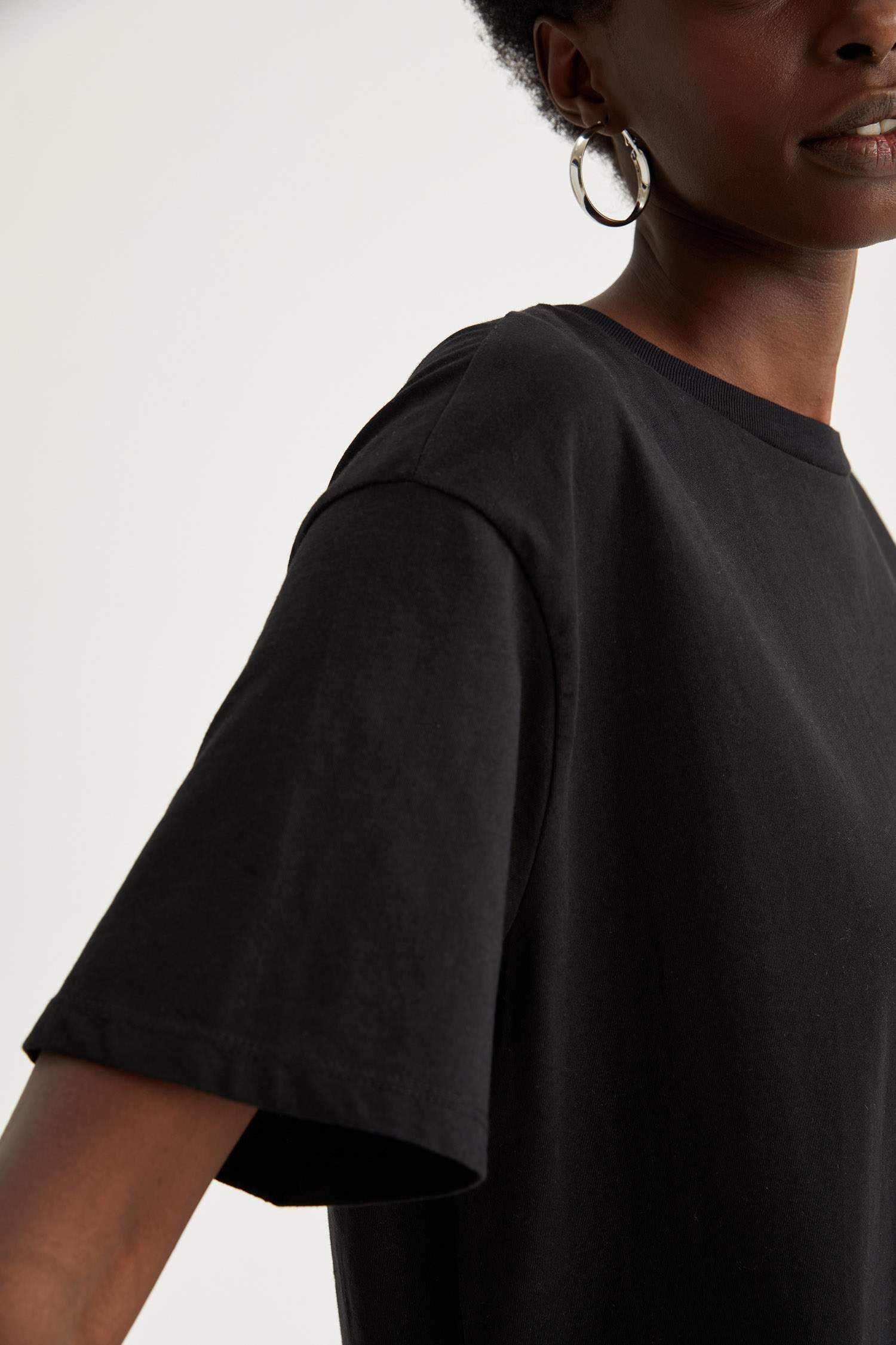 Oversize Fit Bisiklet Yaka Basic Tişört