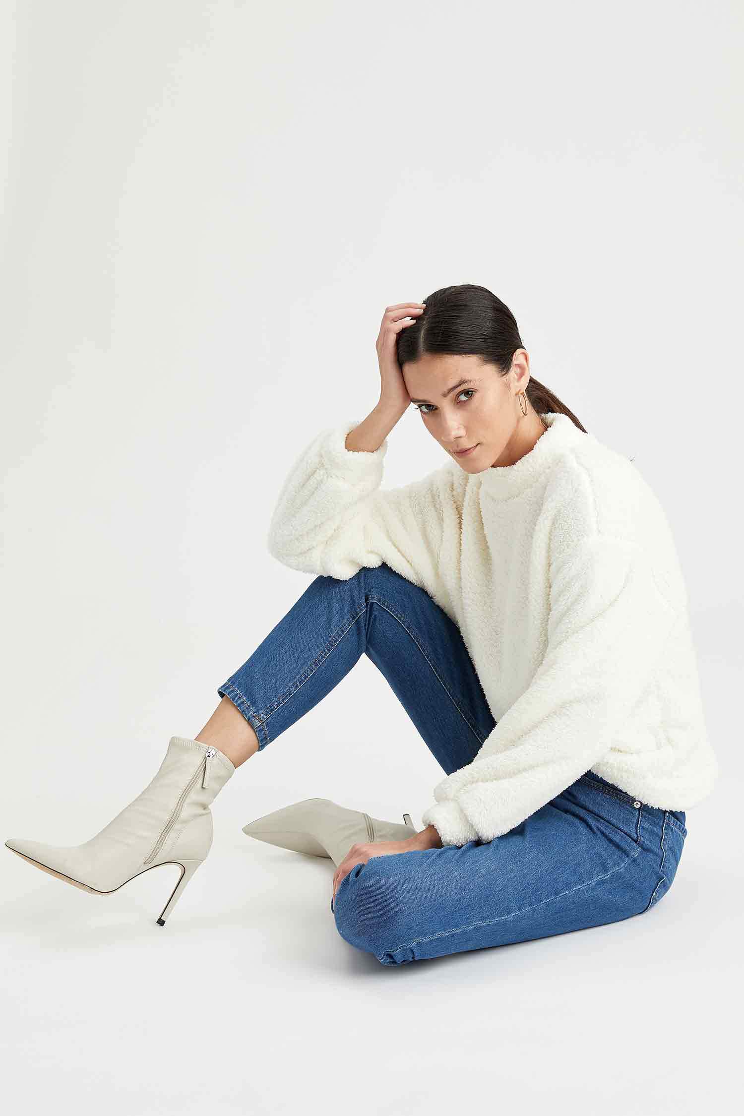 Dik Yaka Balon Kollu Pelüş Sweatshirt