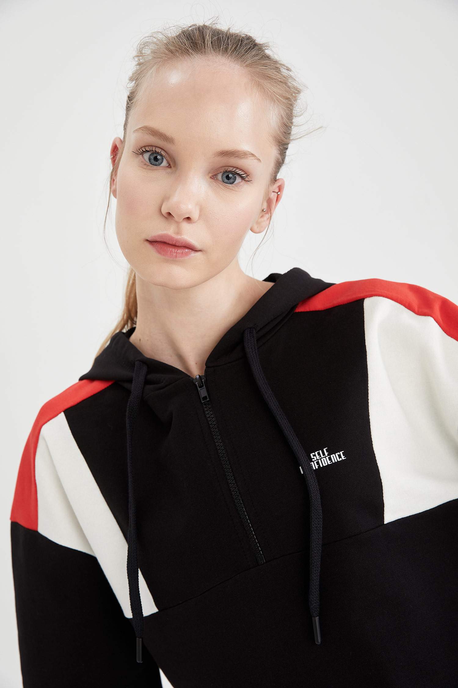Renk Bloklu Kapüşonlu Yazı Baskılı Spor Sweatshirt