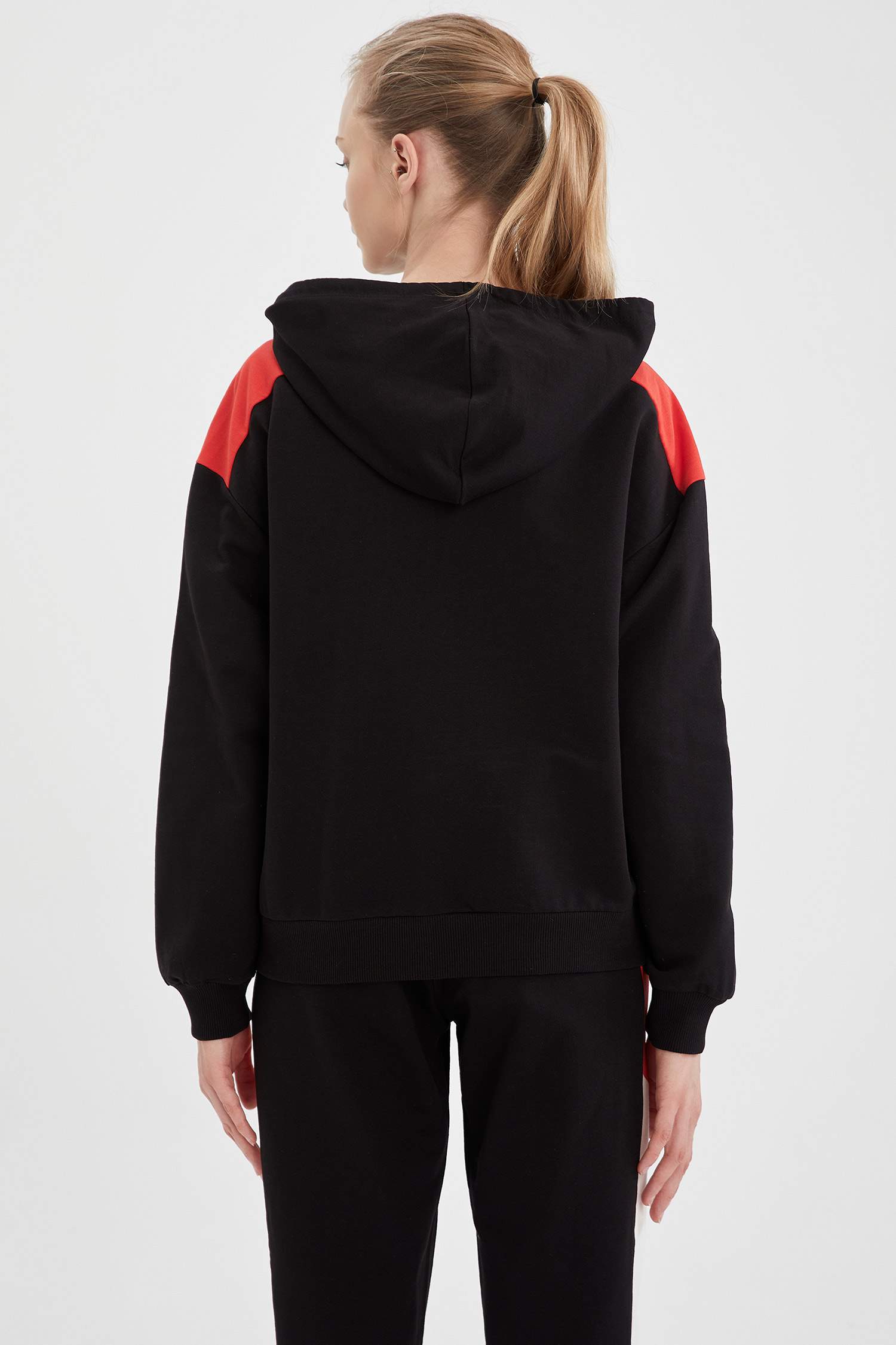 Renk Bloklu Kapüşonlu Yazı Baskılı Spor Sweatshirt