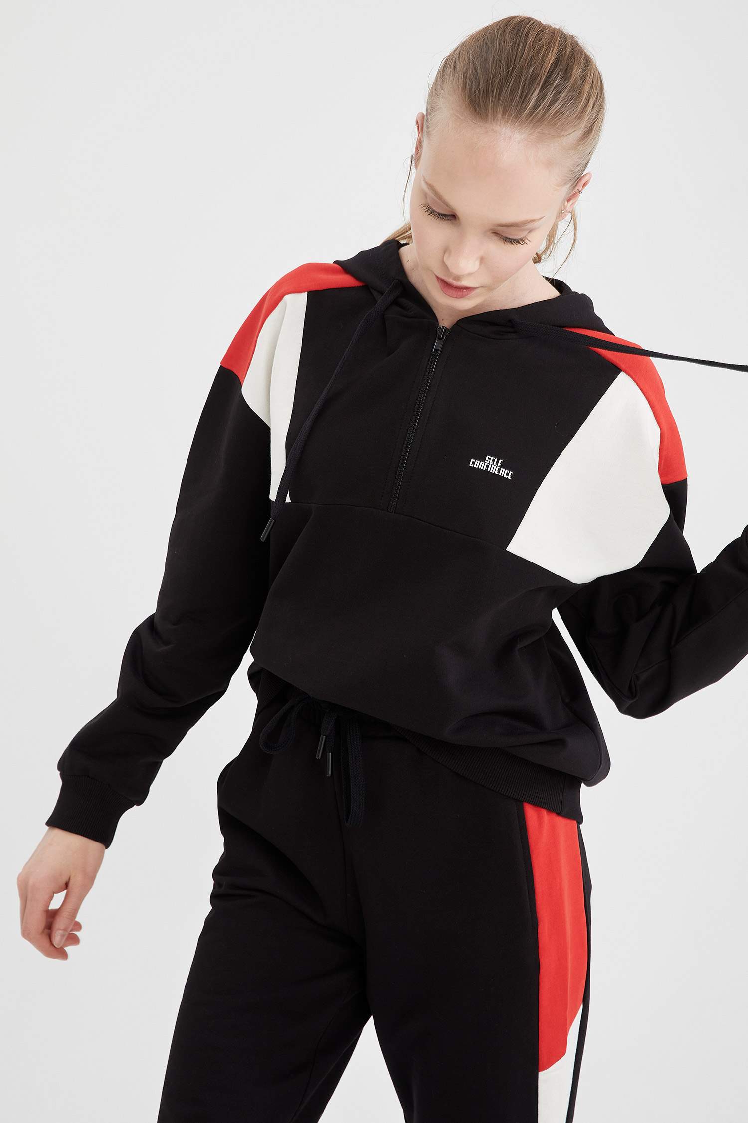Renk Bloklu Kapüşonlu Yazı Baskılı Spor Sweatshirt
