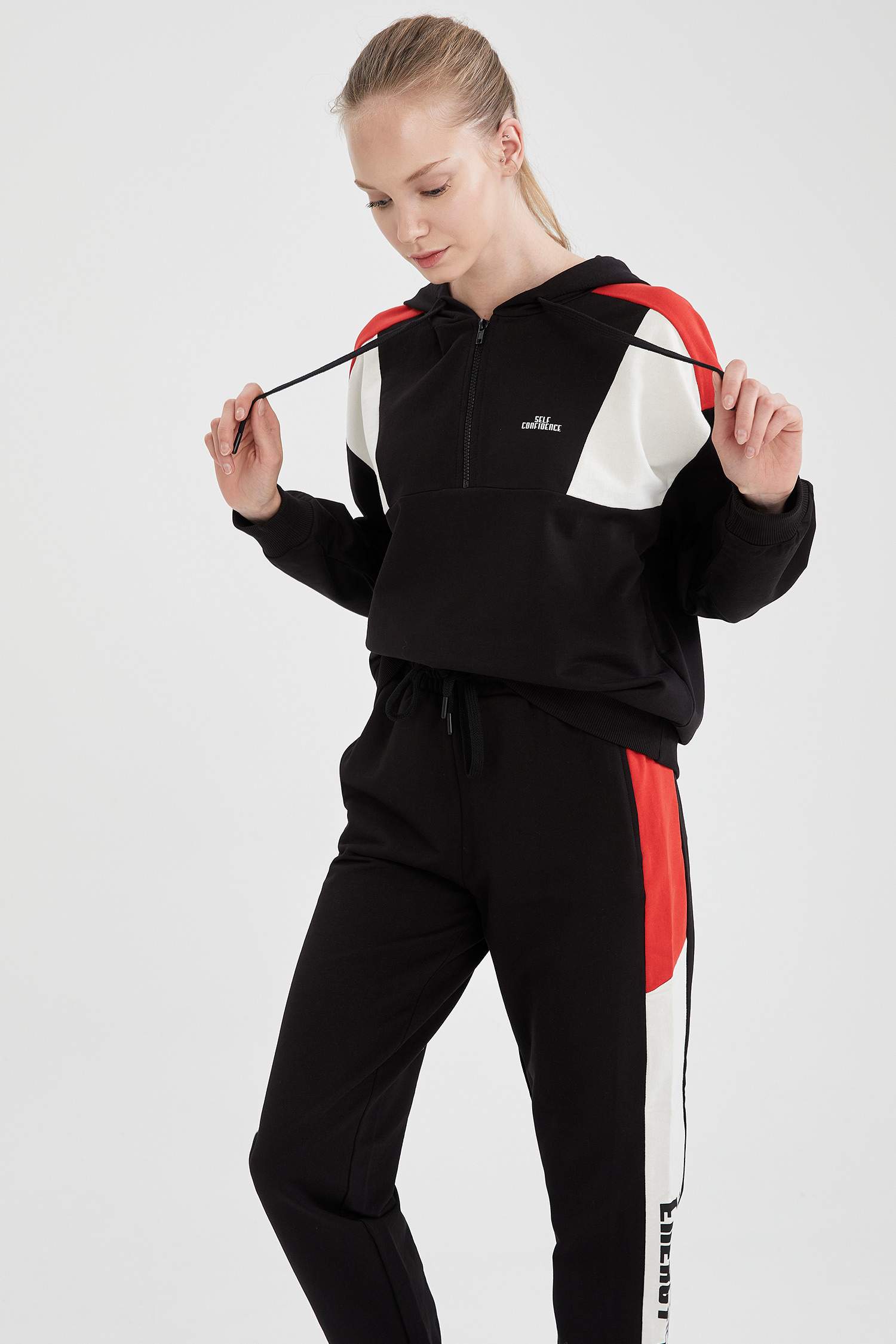 Renk Bloklu Kapüşonlu Yazı Baskılı Spor Sweatshirt