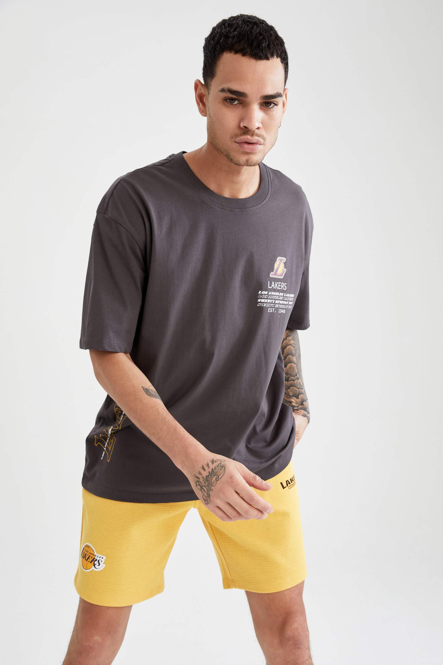 NBA Lisanslı Los Angeles Lakers Sırt Baskılı Oversize Fit Kısa Kollu Tişört