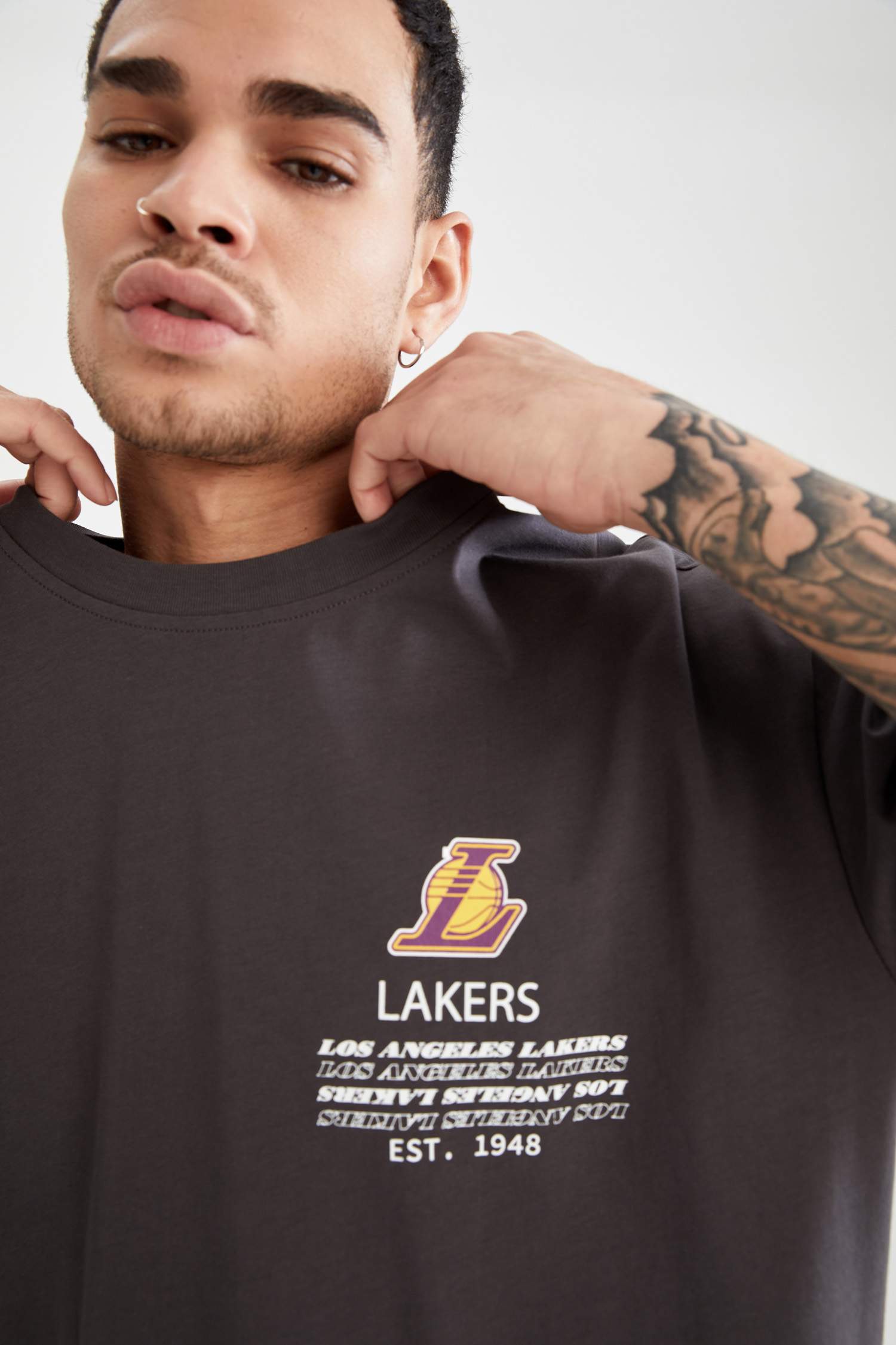 NBA Lisanslı Los Angeles Lakers Sırt Baskılı Oversize Fit Kısa Kollu Tişört