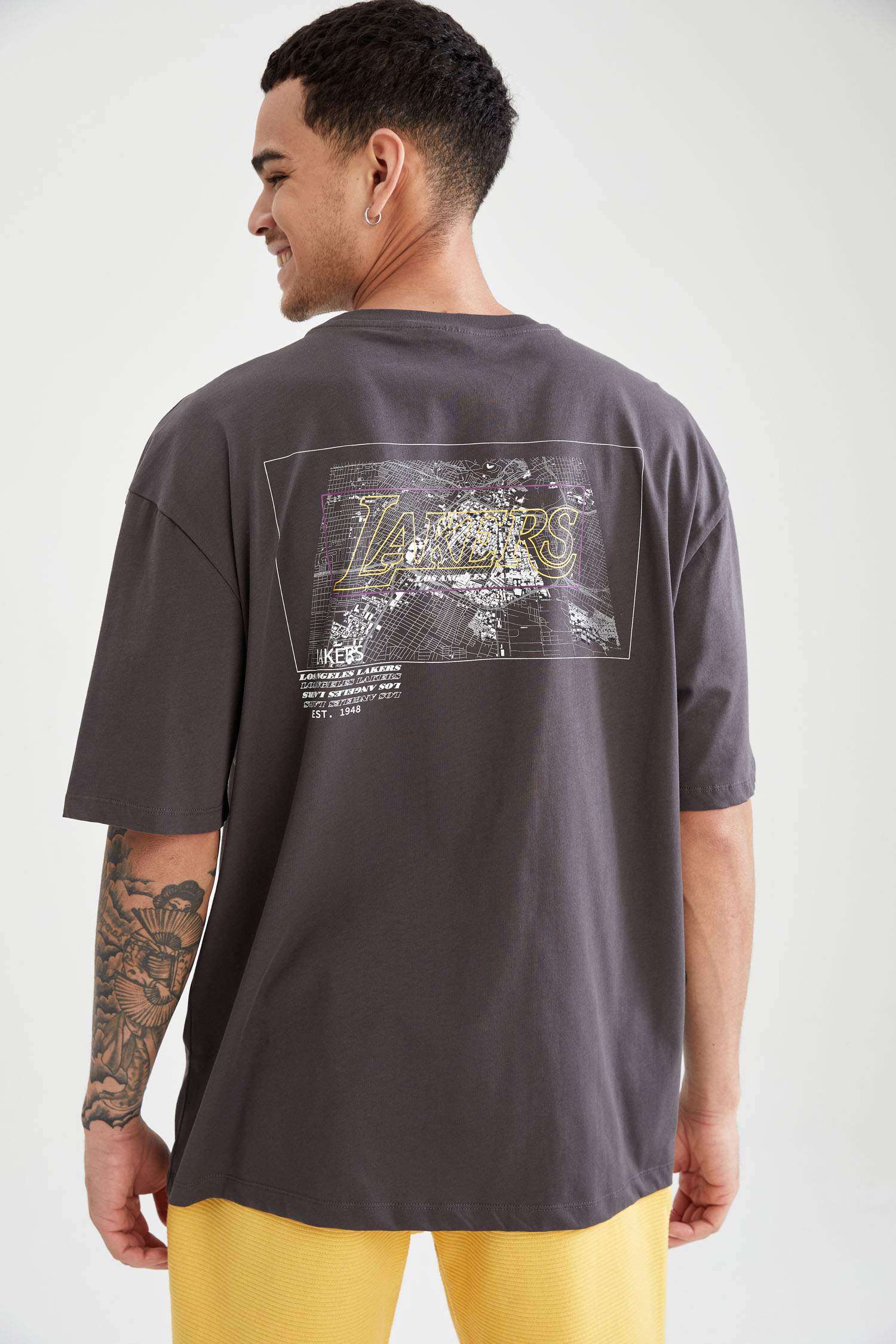 NBA Lisanslı Los Angeles Lakers Sırt Baskılı Oversize Fit Kısa Kollu Tişört