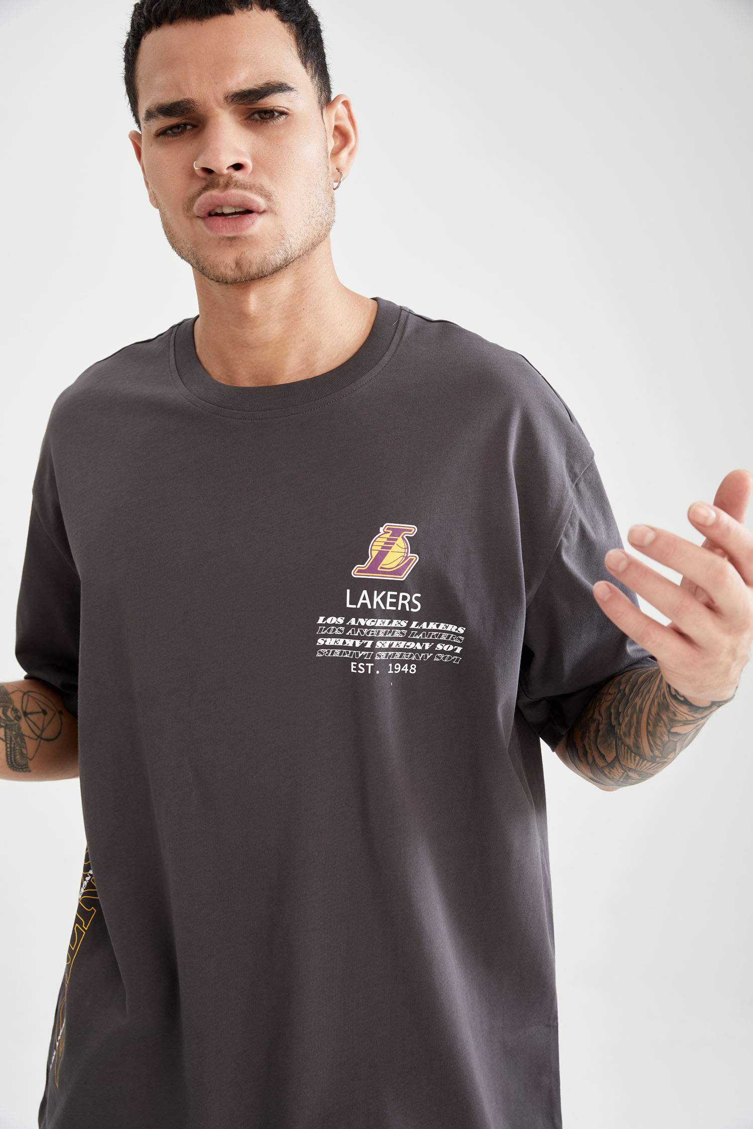 NBA Lisanslı Los Angeles Lakers Sırt Baskılı Oversize Fit Kısa Kollu Tişört