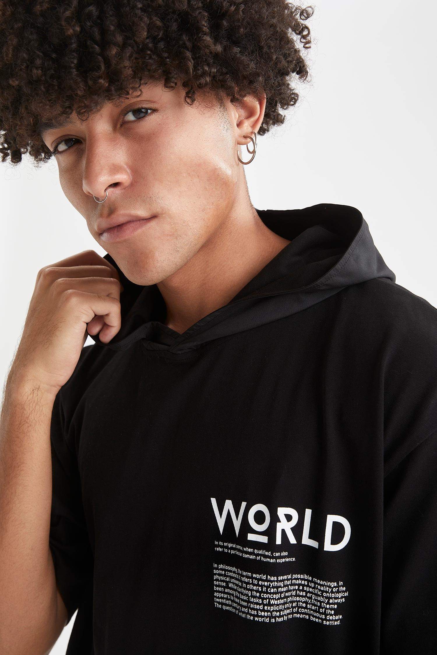 Oversize Fit Kapüşonlu Slogan Baskılı Kısa Kollu Pamuklu Tişört