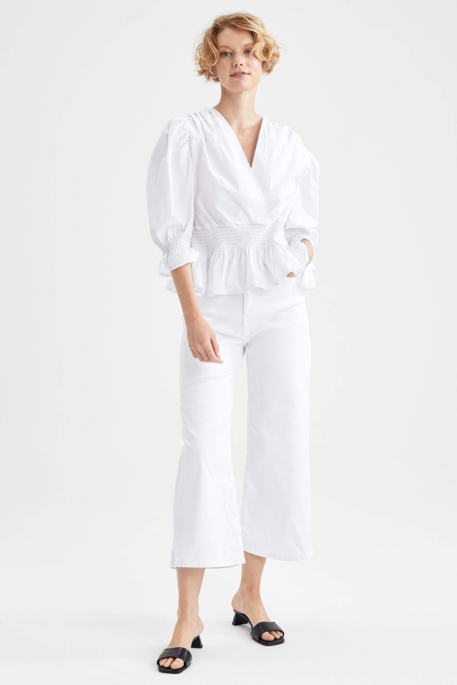 Volan Detaylı Kruvaze Yaka Balon Kollu Poplin Crop Top