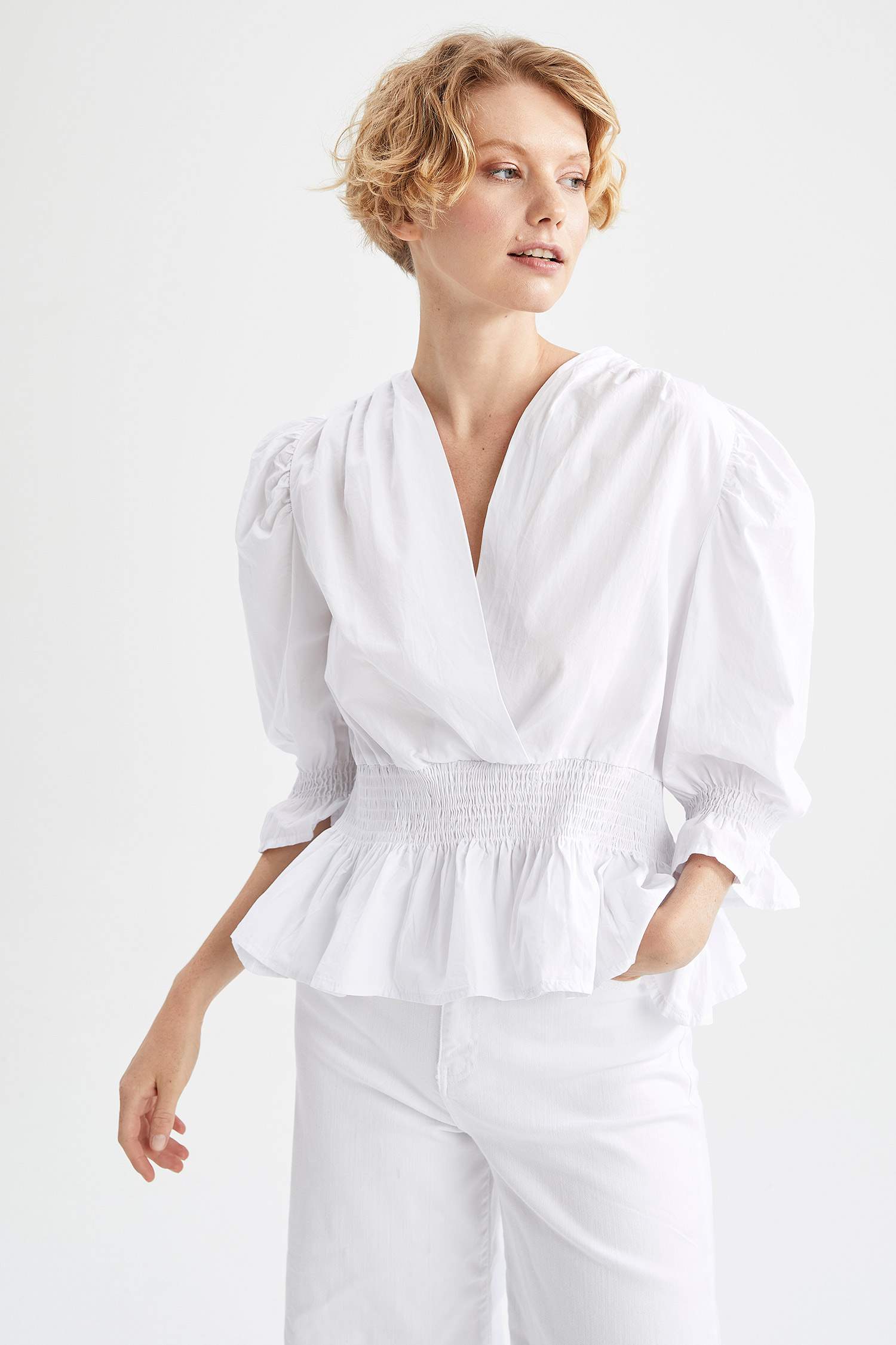 Volan Detaylı Kruvaze Yaka Balon Kollu Poplin Crop Top