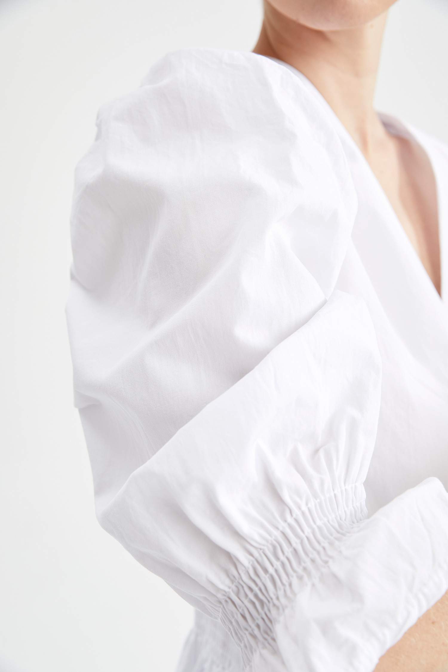 Volan Detaylı Kruvaze Yaka Balon Kollu Poplin Crop Top