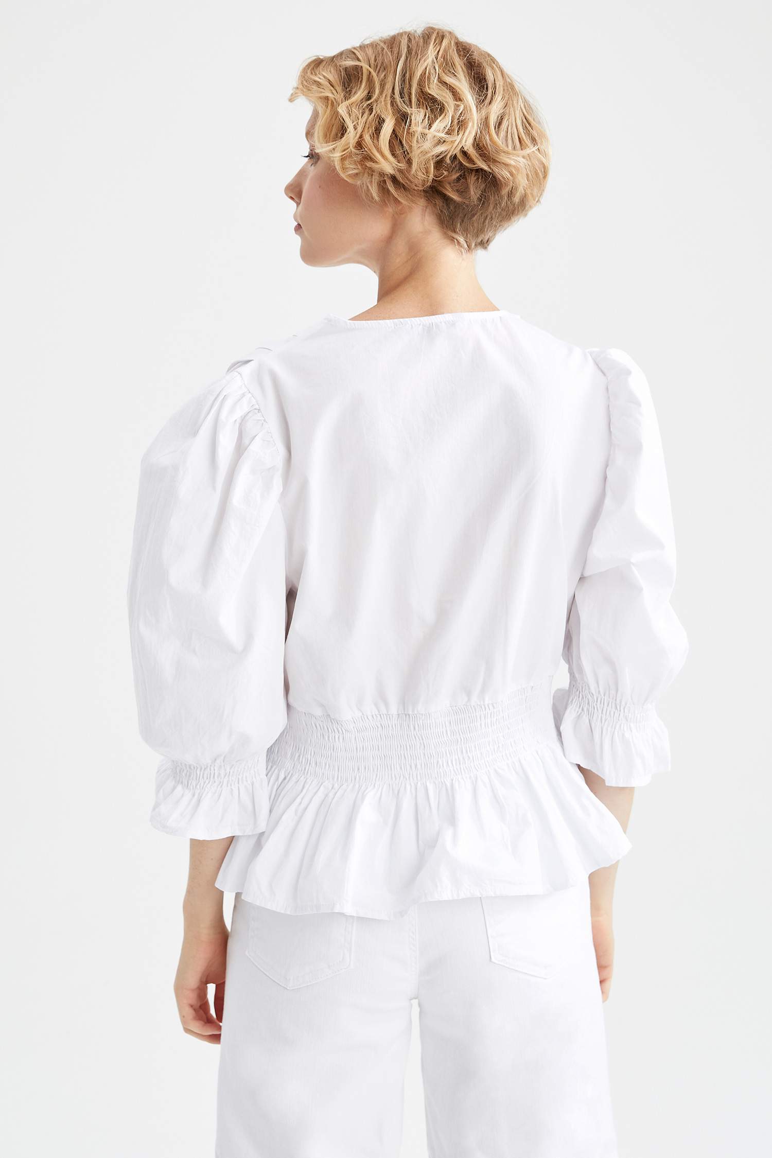 Volan Detaylı Kruvaze Yaka Balon Kollu Poplin Crop Top