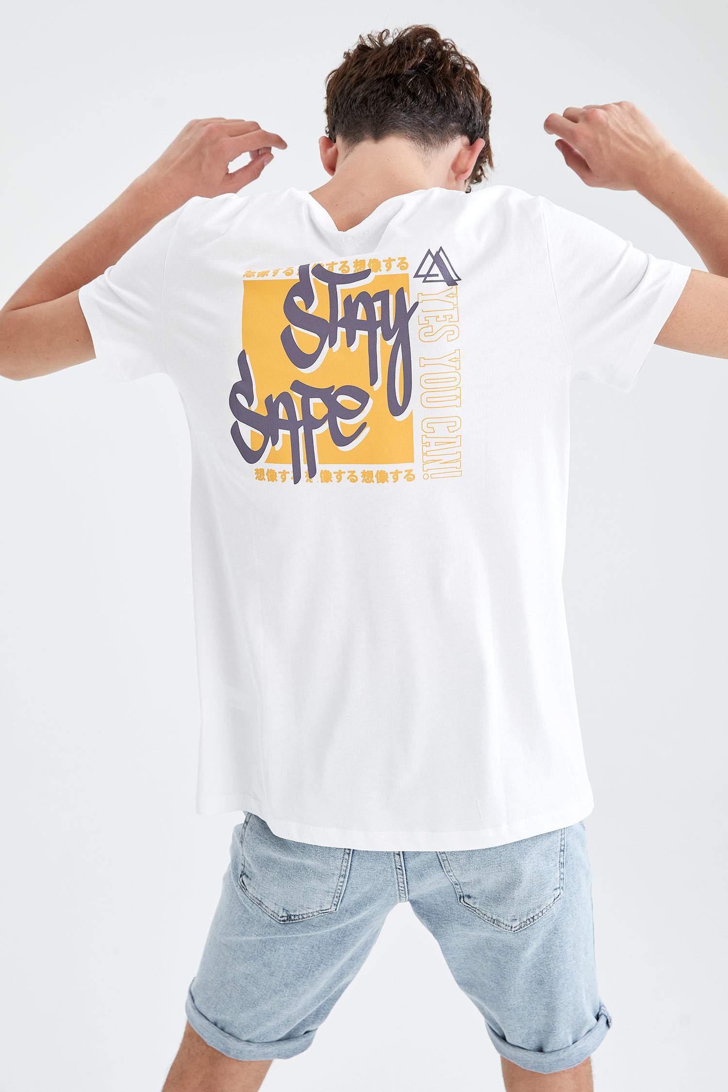 Slim Fit Bisiklet Yaka Sırt Baskılı Tişört
