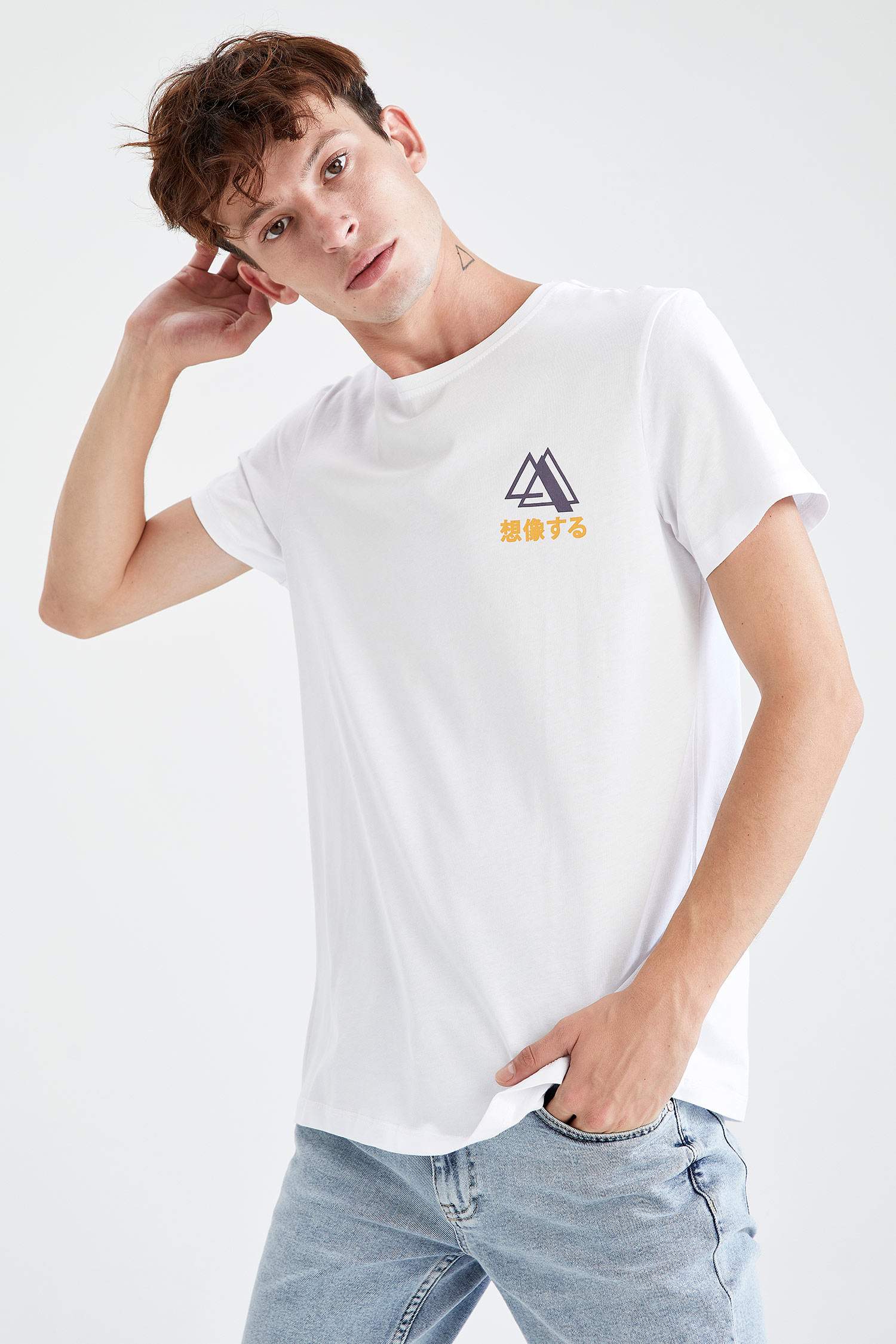 Slim Fit Bisiklet Yaka Sırt Baskılı Tişört