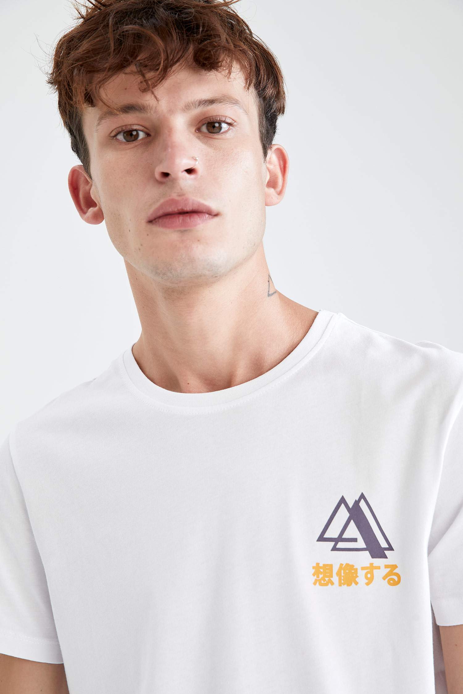 Slim Fit Bisiklet Yaka Sırt Baskılı Tişört