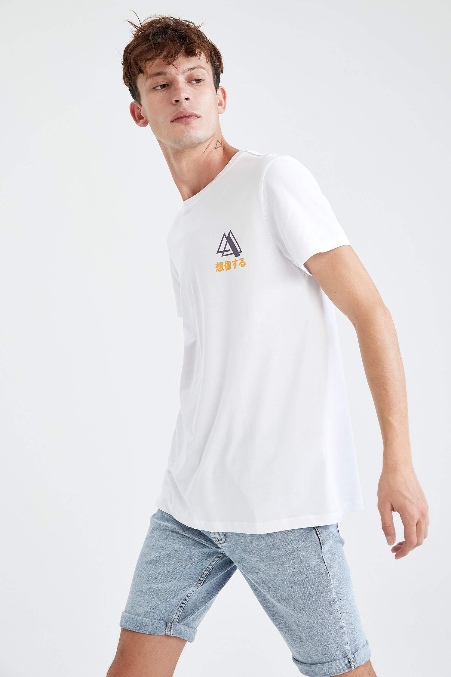 Slim Fit Bisiklet Yaka Sırt Baskılı Tişört