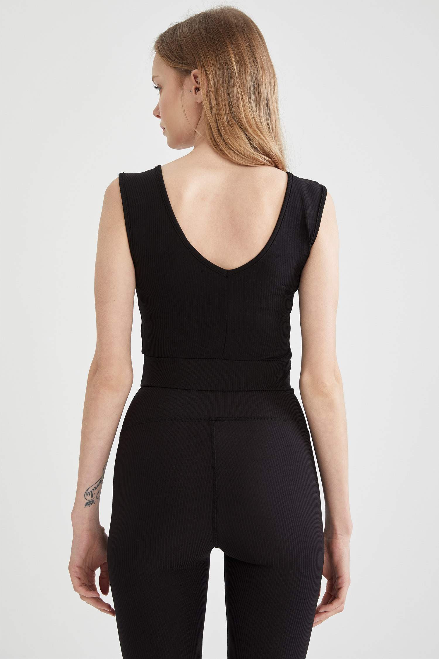 V Yaka Slim Fit Spor Atlet