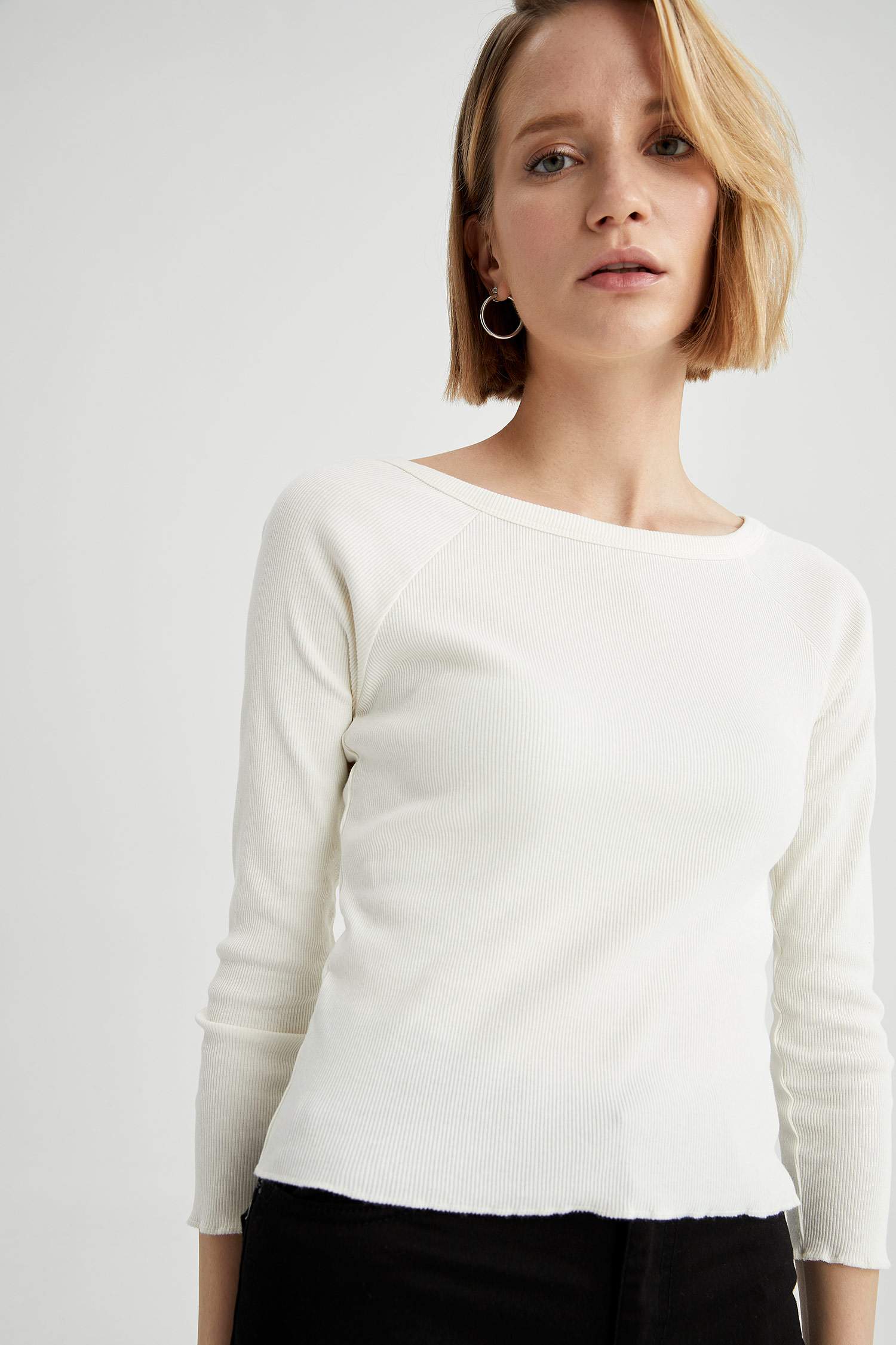 Basic Kayık Yaka Slim Fit Uzun Kollu Tişört