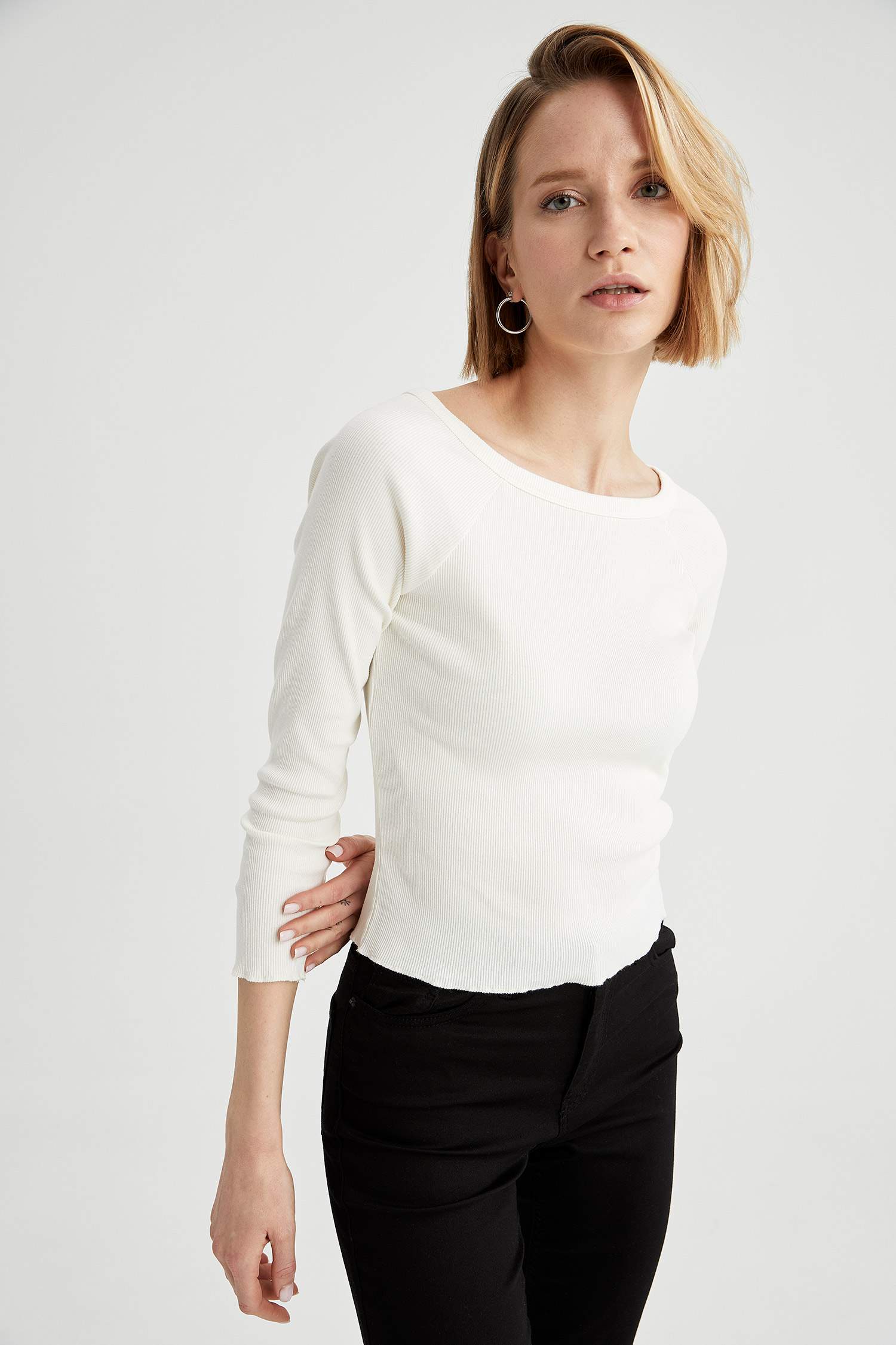 Basic Kayık Yaka Slim Fit Uzun Kollu Tişört