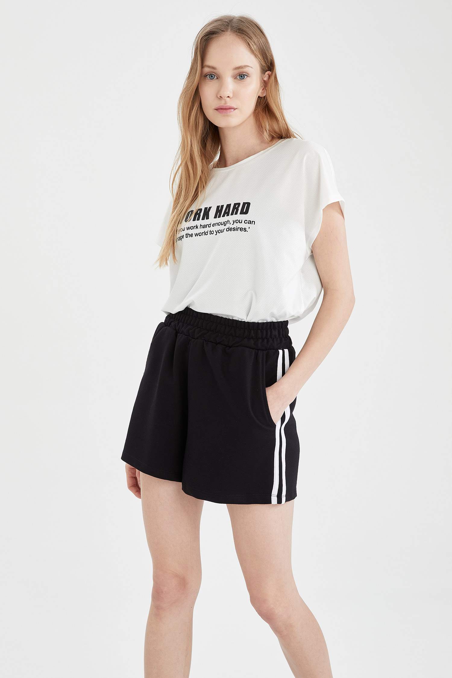 Beli Lastikli Şerit Detaylı Relax Fit Mini Spor Şort