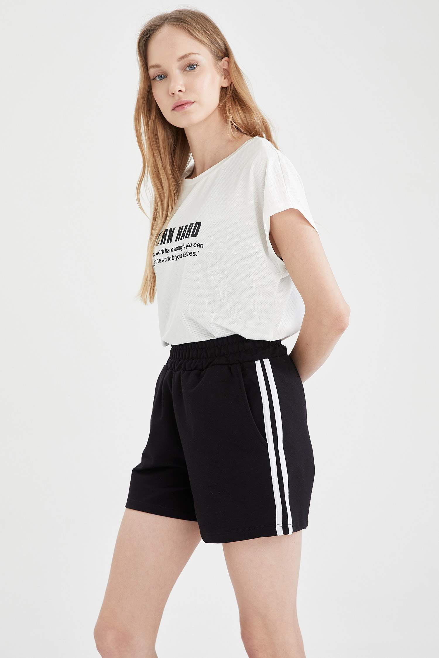 Beli Lastikli Şerit Detaylı Relax Fit Mini Spor Şort