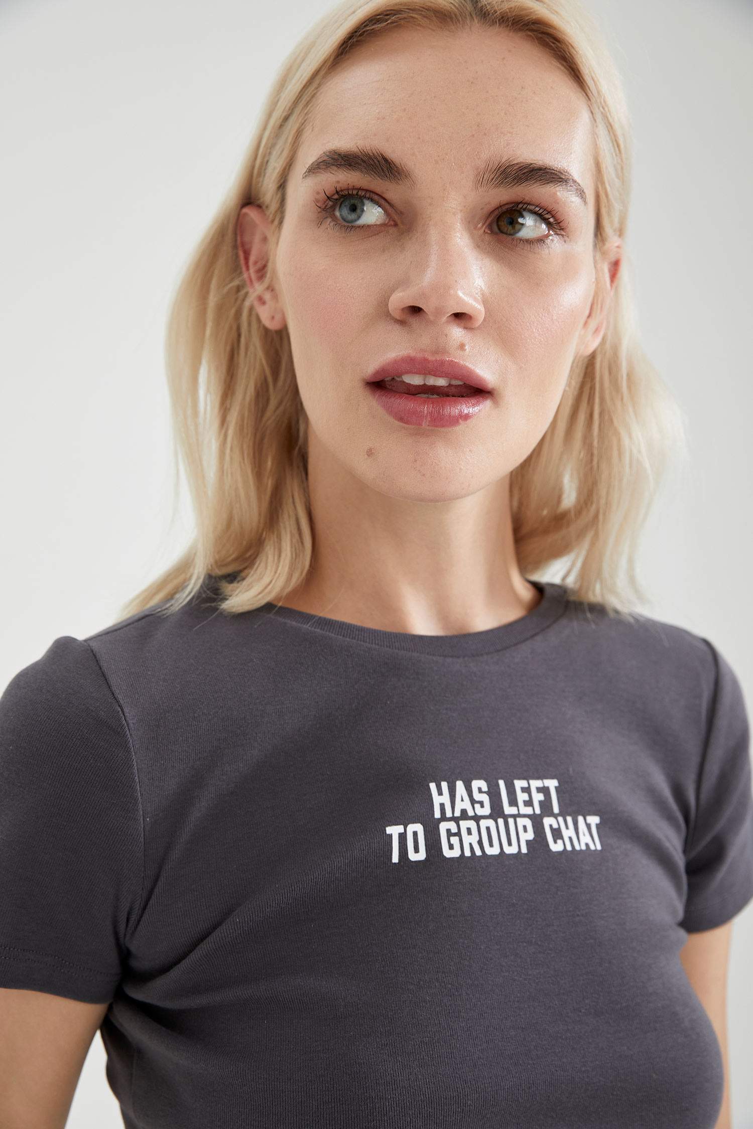 Minimal Slogan Baskılı Slim Fit Crop Tişört