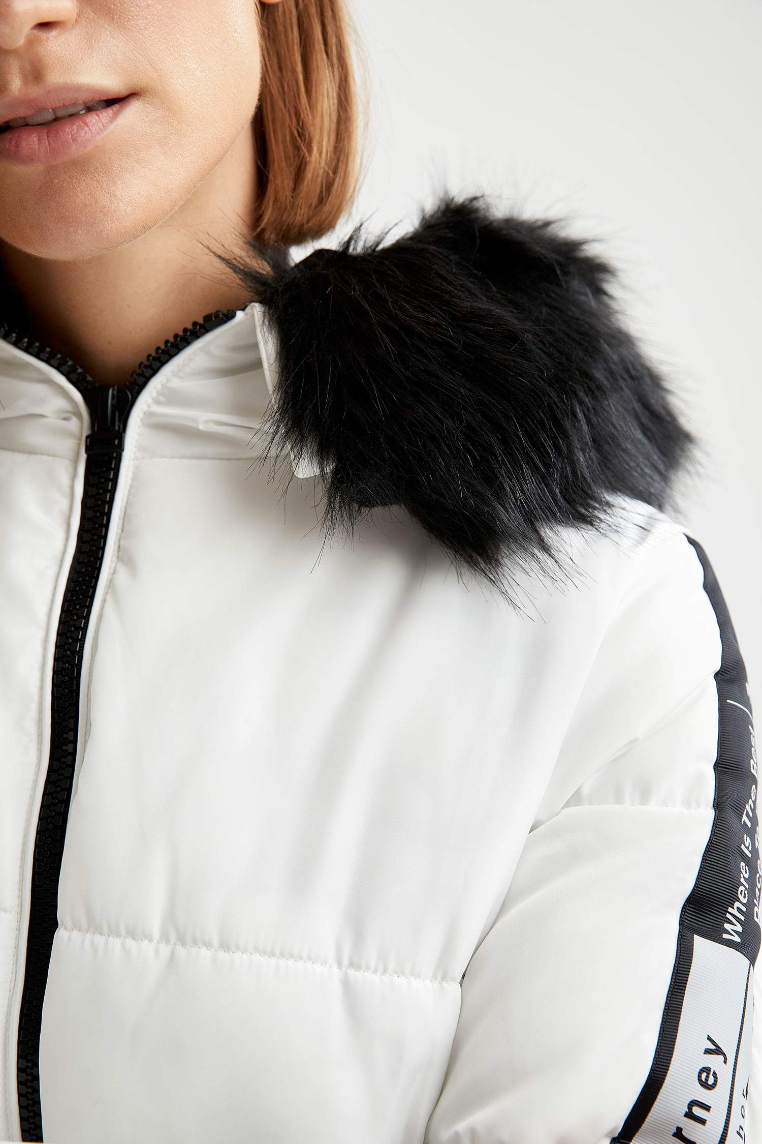 Regular Fit Kapüşonlu Suni Kürklü Baskılı Isı Yalıtımlı Warmtech Su Geçirmez Dolgulu Mont Parka