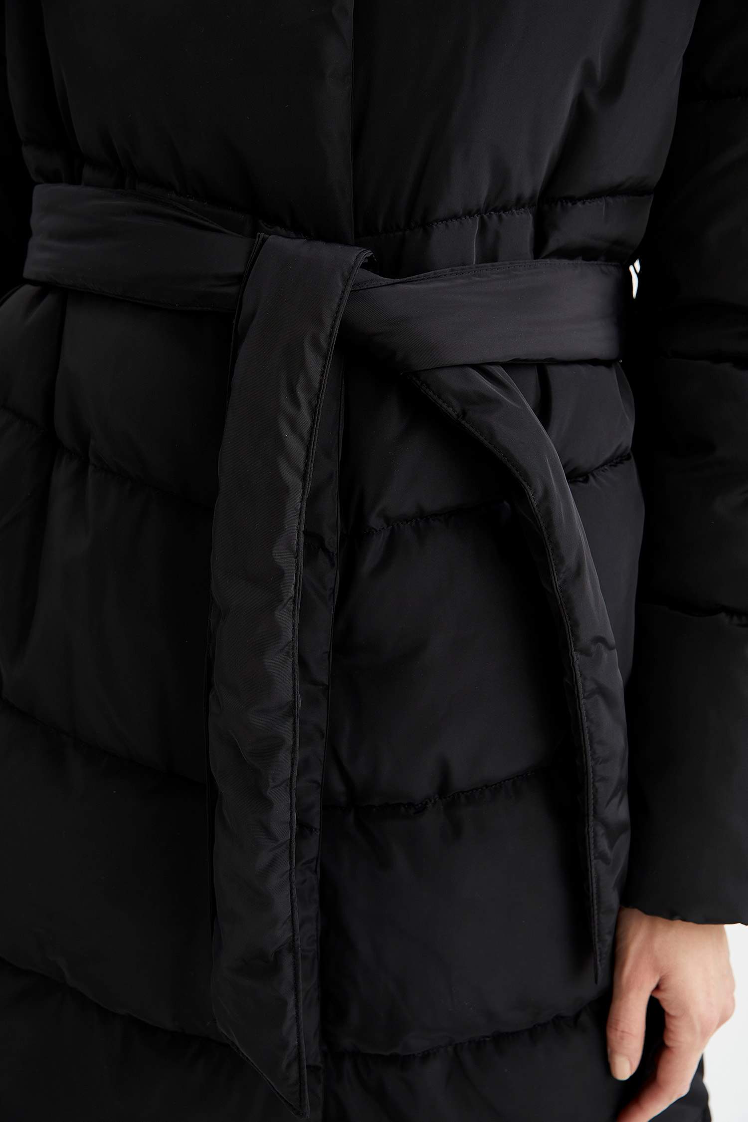 Defacto Regular Fit Kapüşonlu Kuşaklı Isı Yalıtımlı Warmtech Su Geçirmez Uzun Şişme Mont Parka. 6 Defacto Regular Fit Kapüşonlu Kuşaklı Isı Yalıtımlı Warmtech Su Geçirmez Uzun Şişme Mont Parka. 6