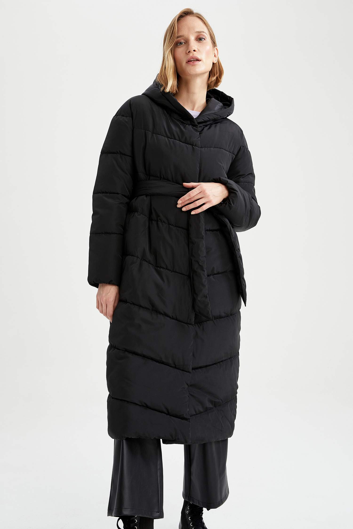 Defacto Regular Fit Kapüşonlu Kuşaklı Isı Yalıtımlı Warmtech Su Geçirmez Uzun Şişme Mont Parka. 5 Defacto Regular Fit Kapüşonlu Kuşaklı Isı Yalıtımlı Warmtech Su Geçirmez Uzun Şişme Mont Parka. 5
