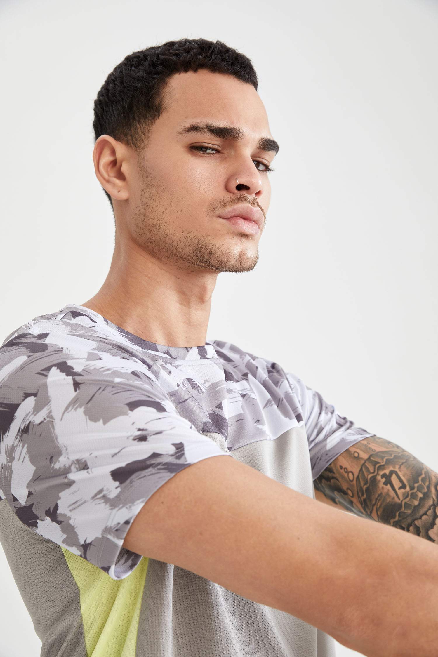 Slim Fit Bisiklet Yaka Kısa Kollu Teknik Kumaşlı Spor Tişört