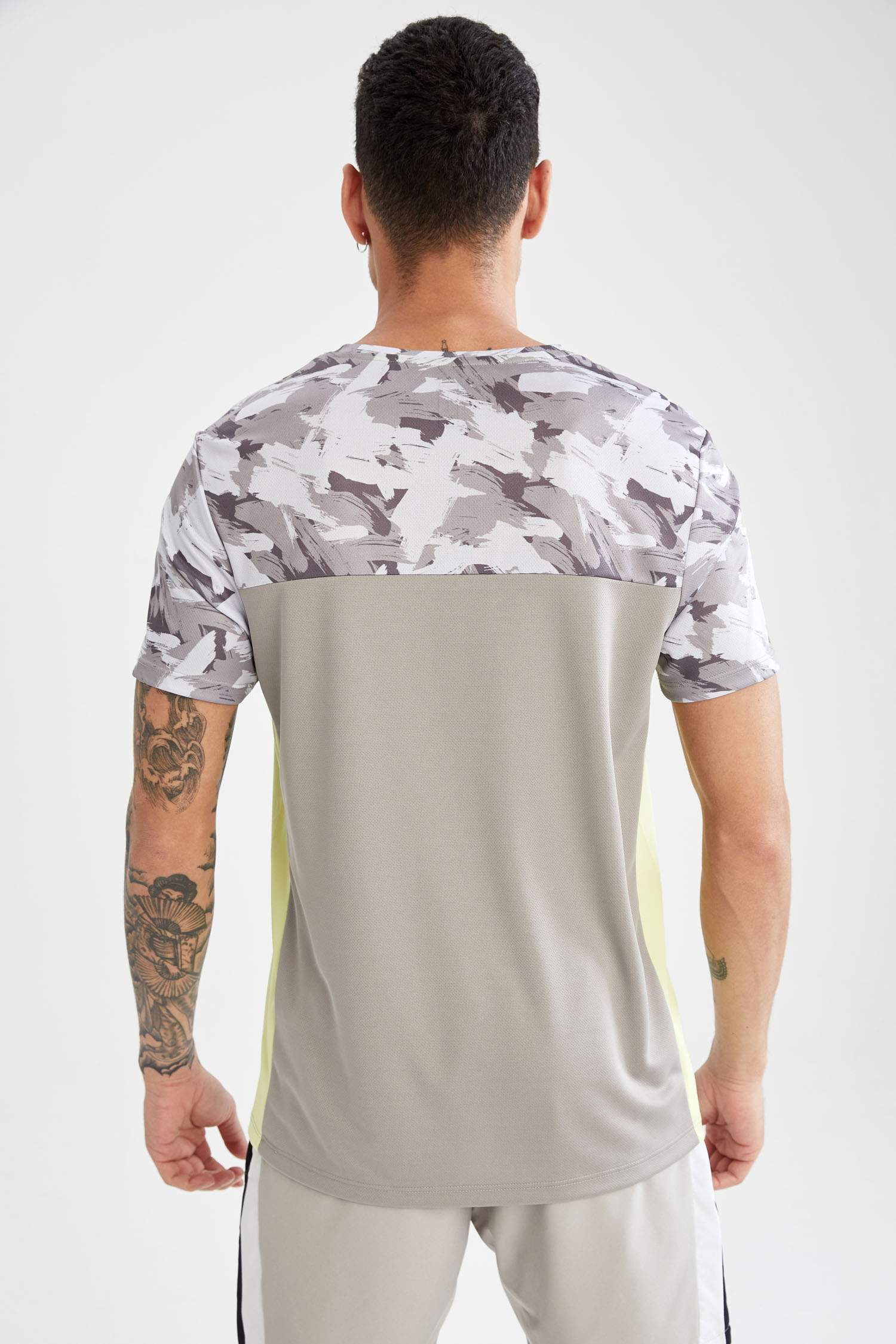 Slim Fit Bisiklet Yaka Kısa Kollu Teknik Kumaşlı Spor Tişört