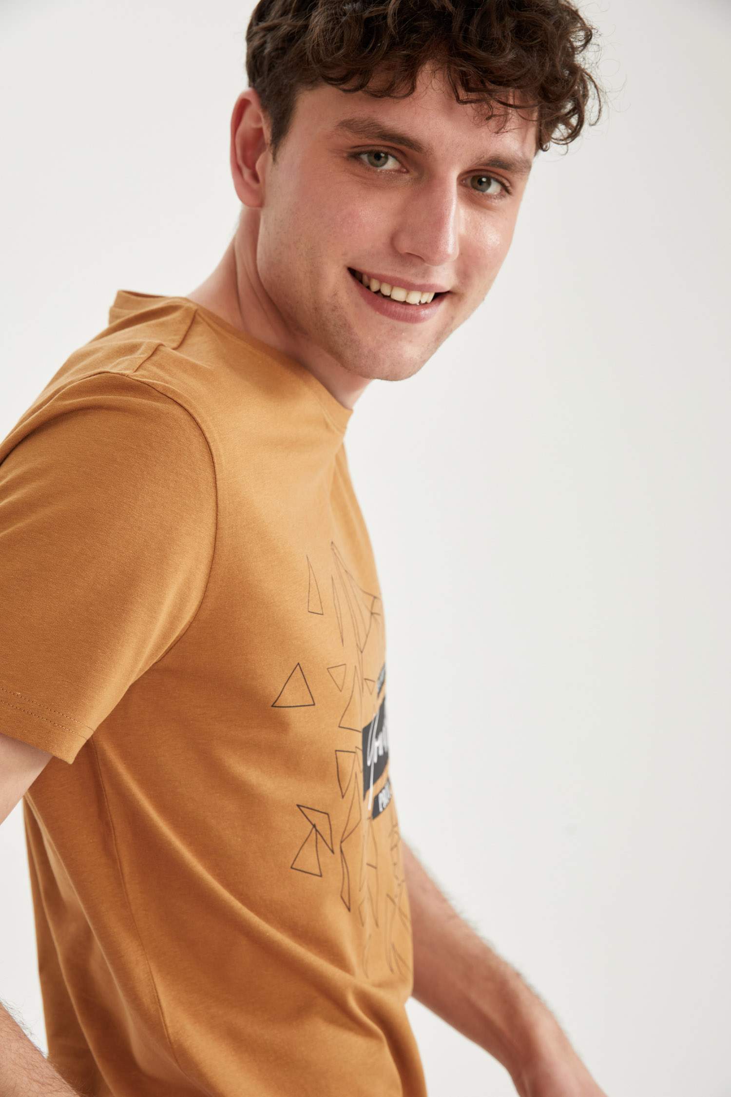 Slim Fit Bisiklet Yaka Baskılı Kısa Kollu Tişört