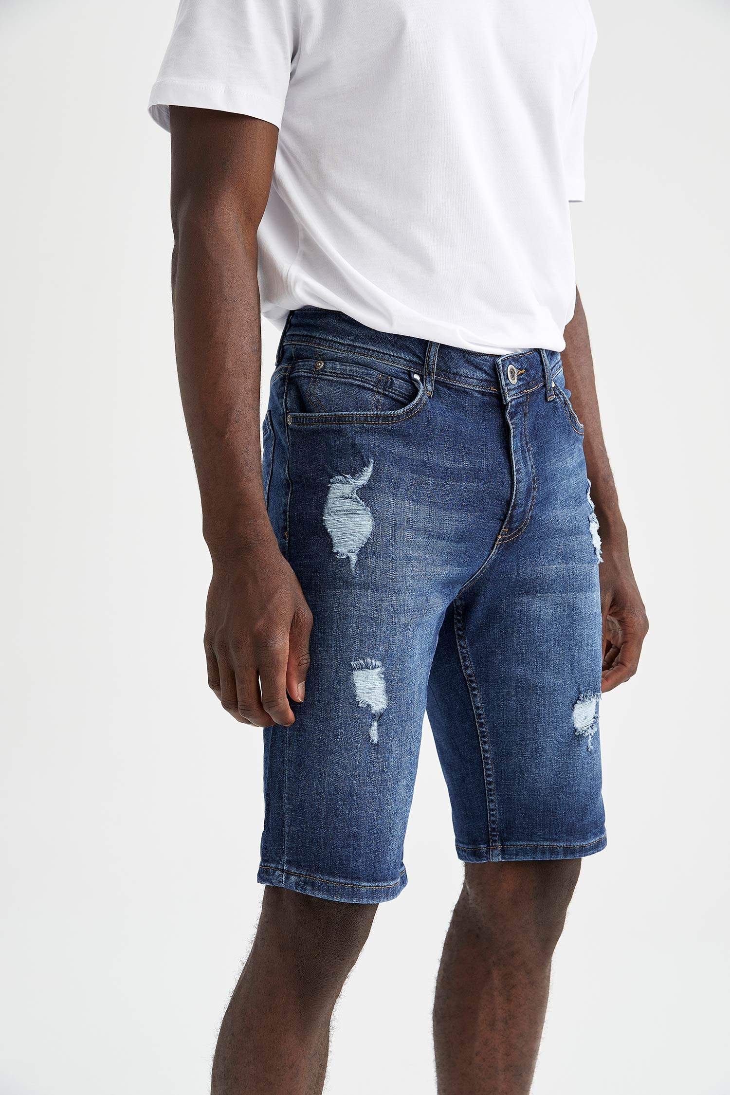 Regular Fit Yırtık Detaylı Bermuda