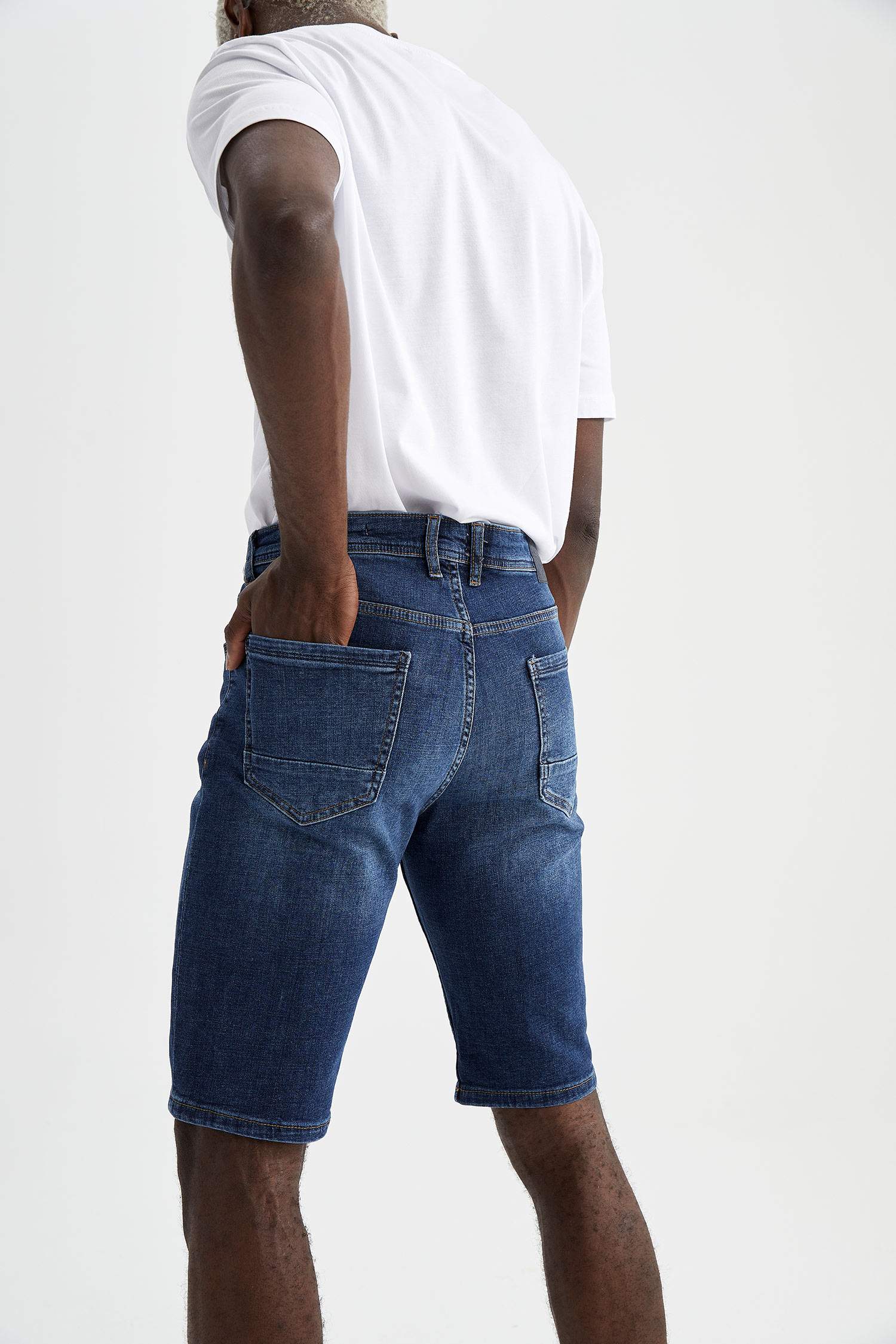 Regular Fit Yırtık Detaylı Bermuda