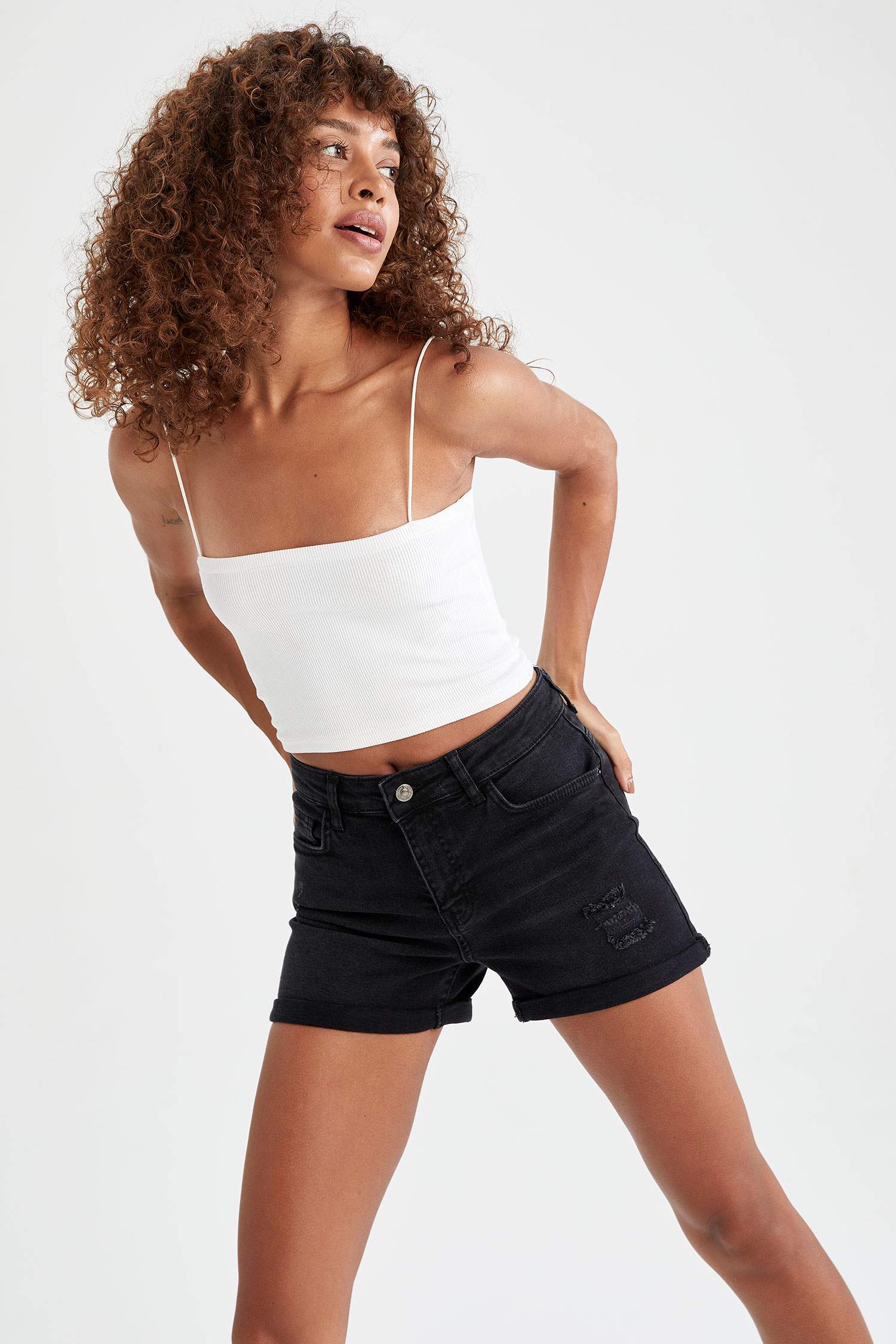 Paçası Katlama Detaylı Mini Jean Şort