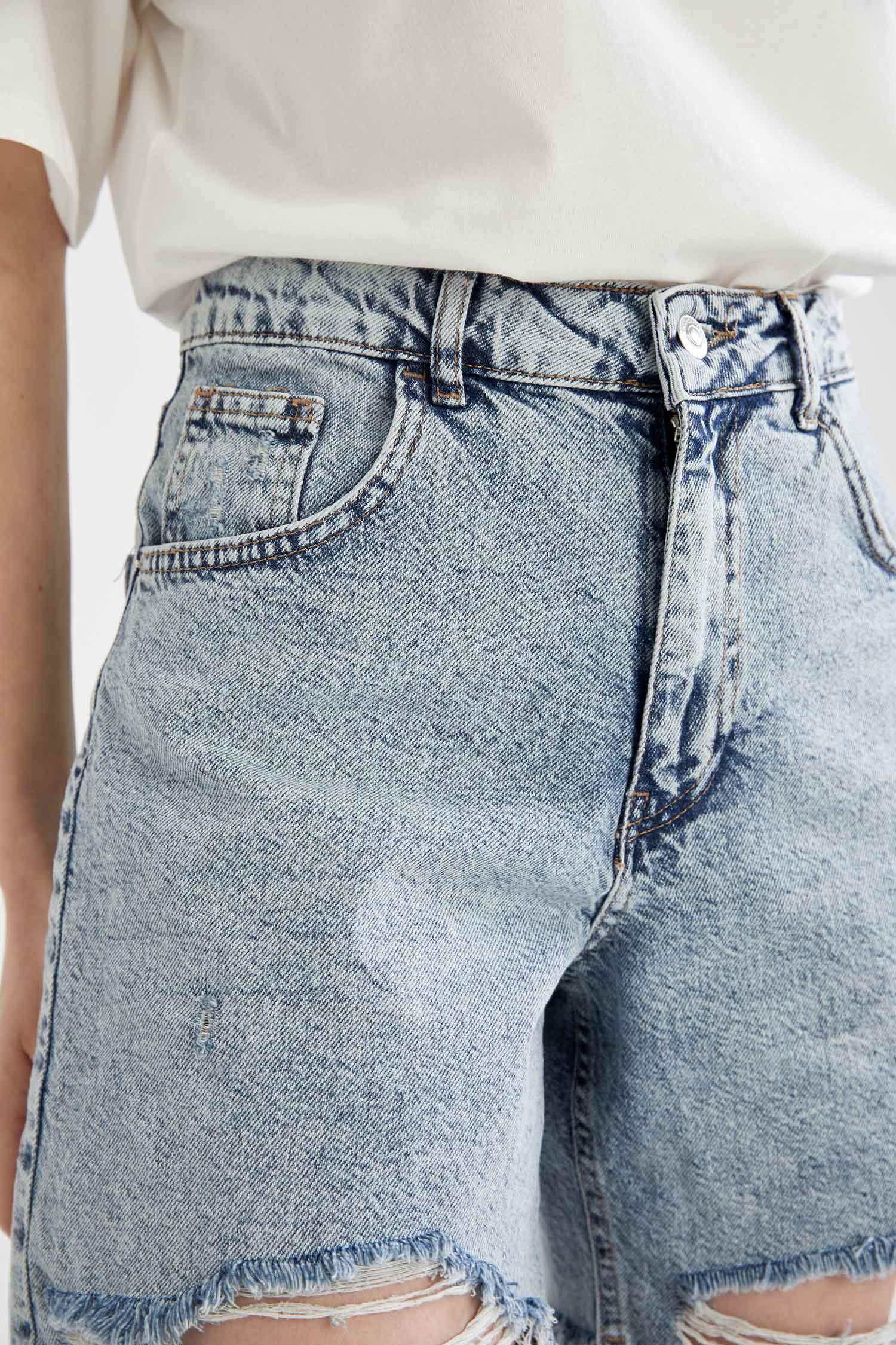 Yüksek Bel Yırtık Detaylı Jean Bermuda Şort