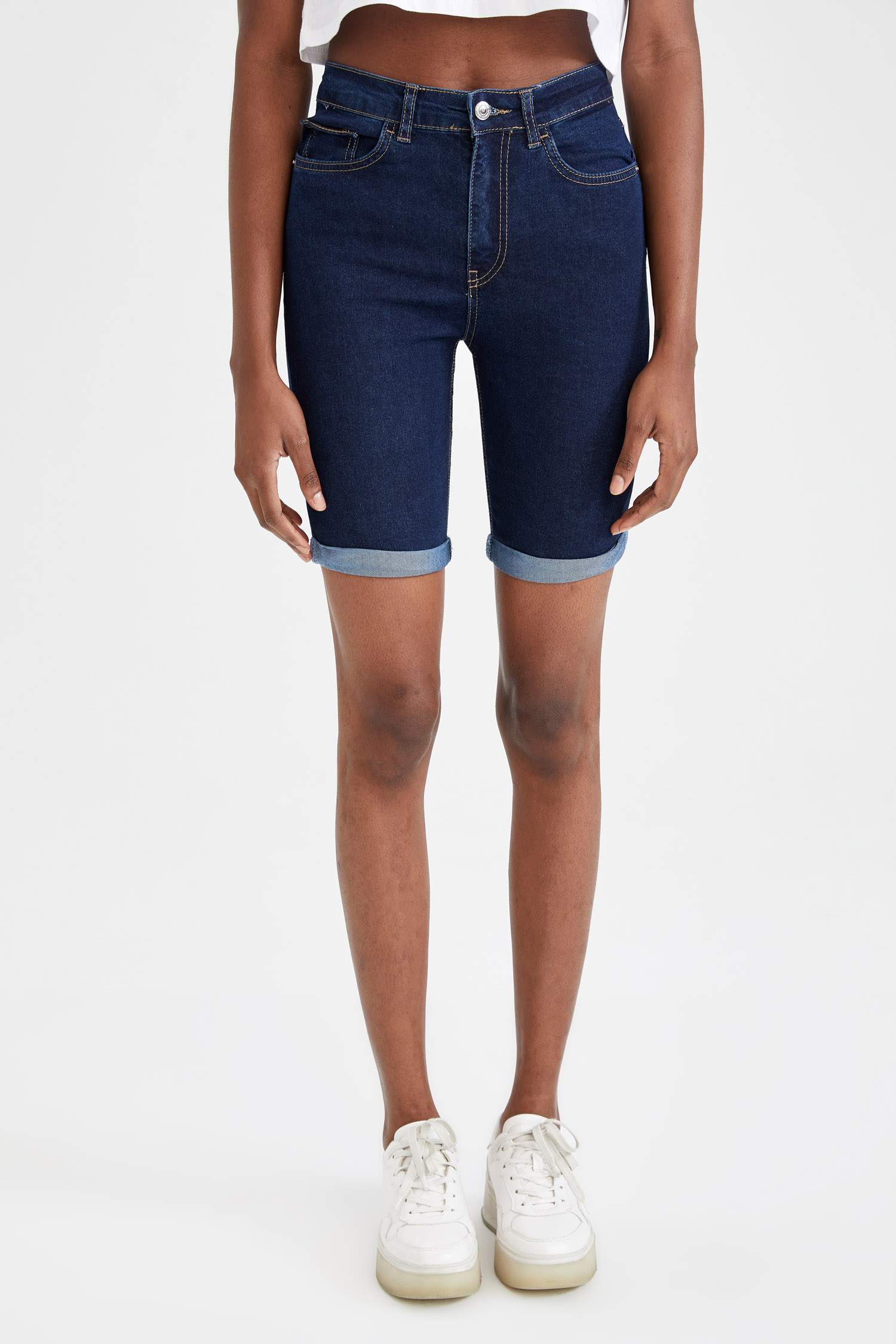 Katlama Paça Detaylı Slim Fit Jean Bermuda Şort