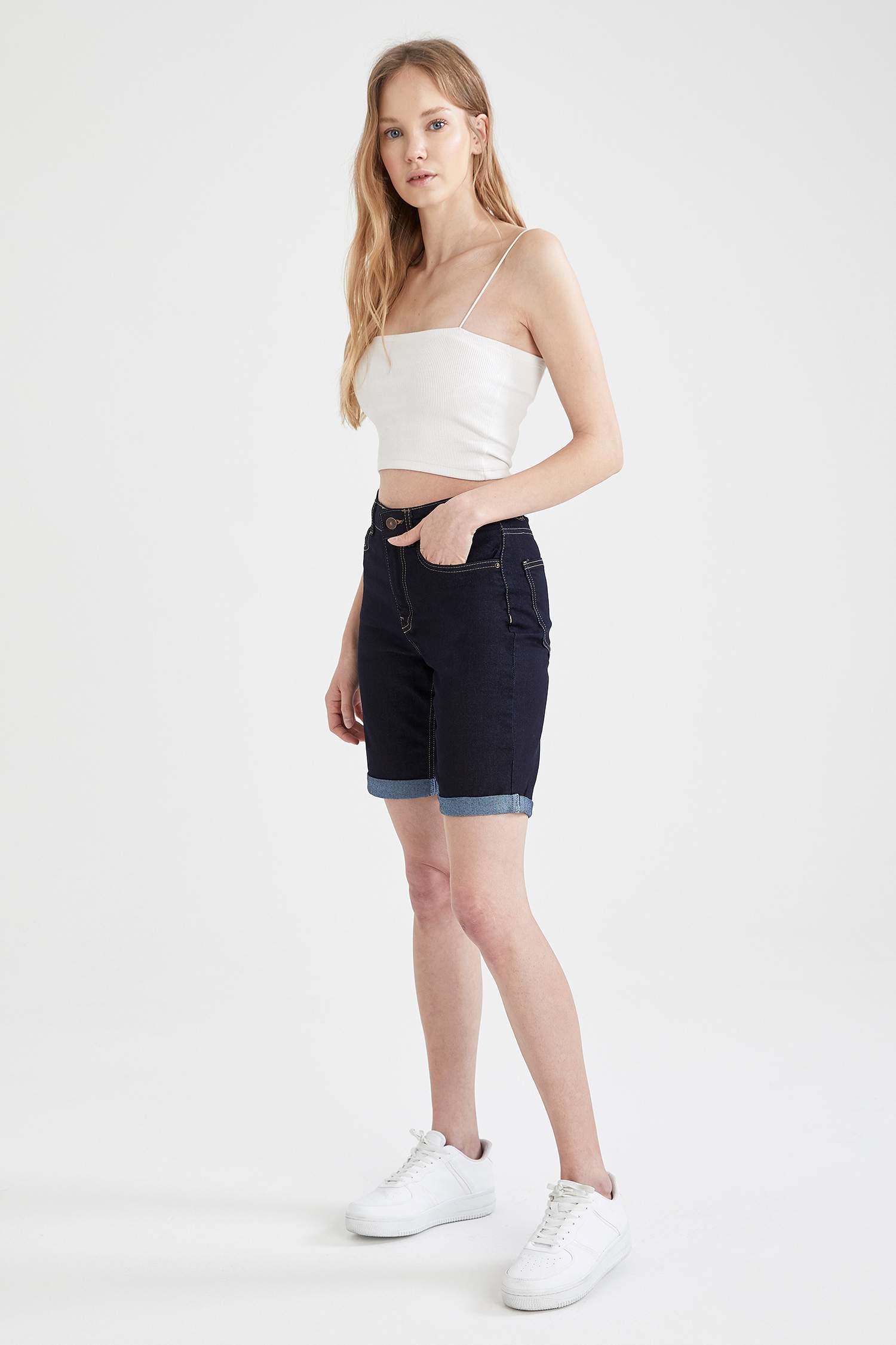Katlama Paça Detaylı Slim Fit Jean Bermuda Şort