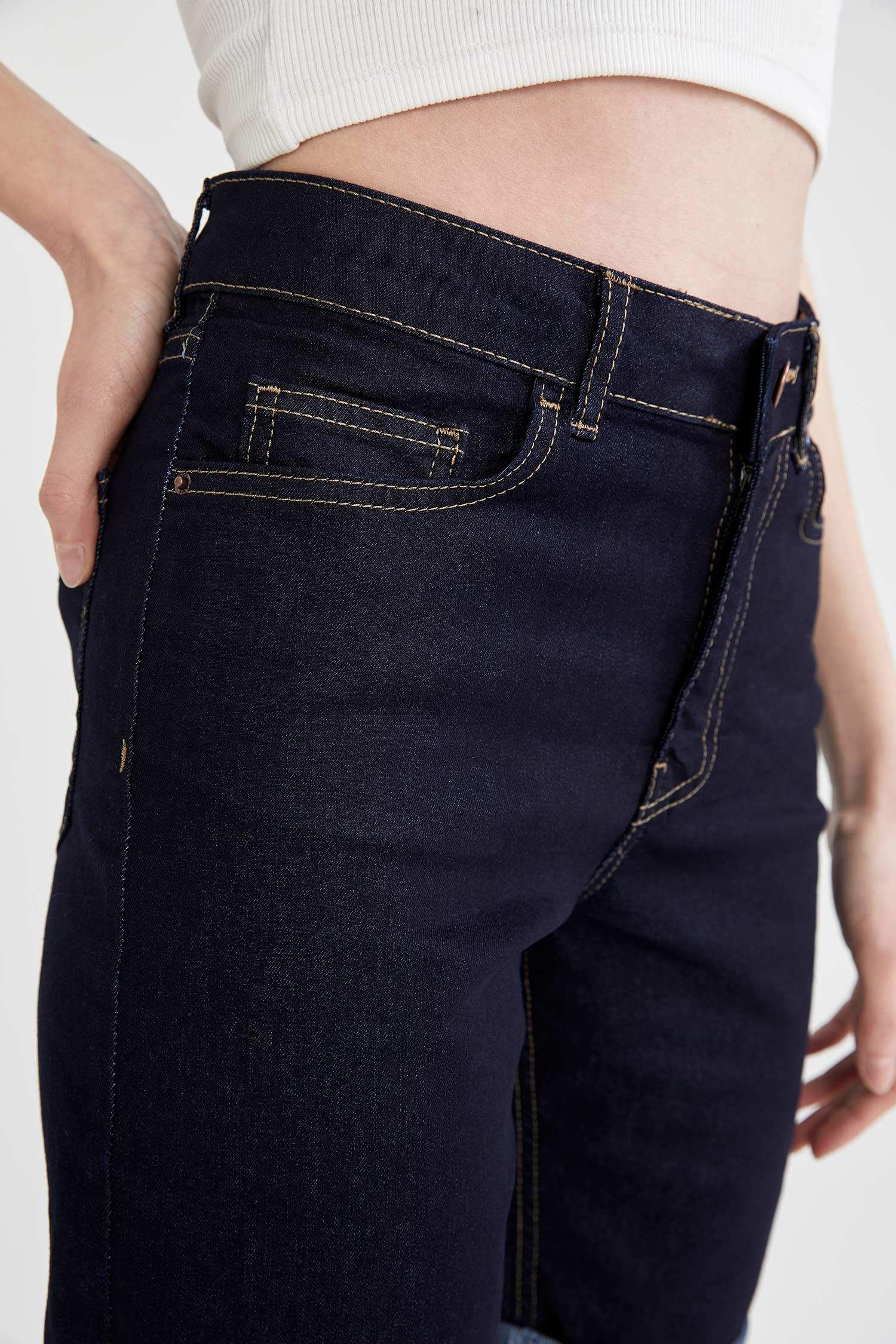 Katlama Paça Detaylı Slim Fit Jean Bermuda Şort