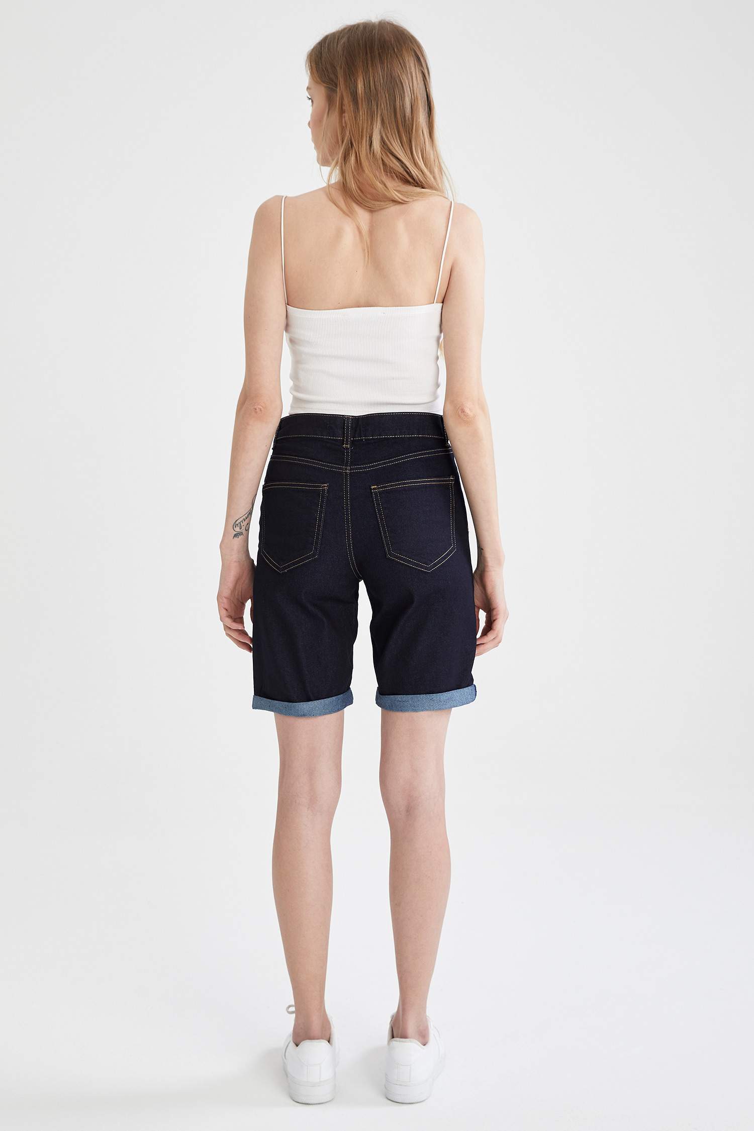 Katlama Paça Detaylı Slim Fit Jean Bermuda Şort
