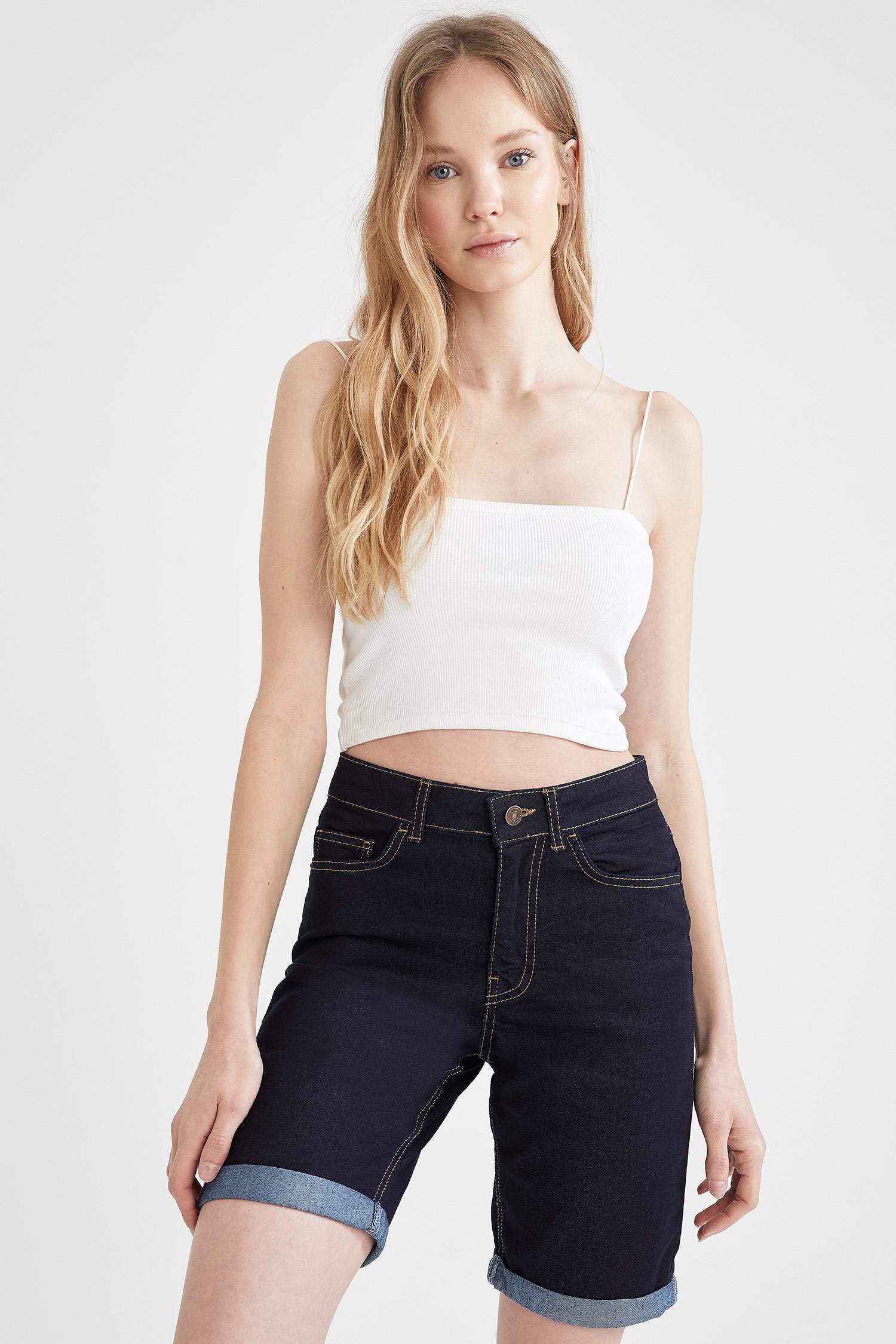 Katlama Paça Detaylı Slim Fit Jean Bermuda Şort