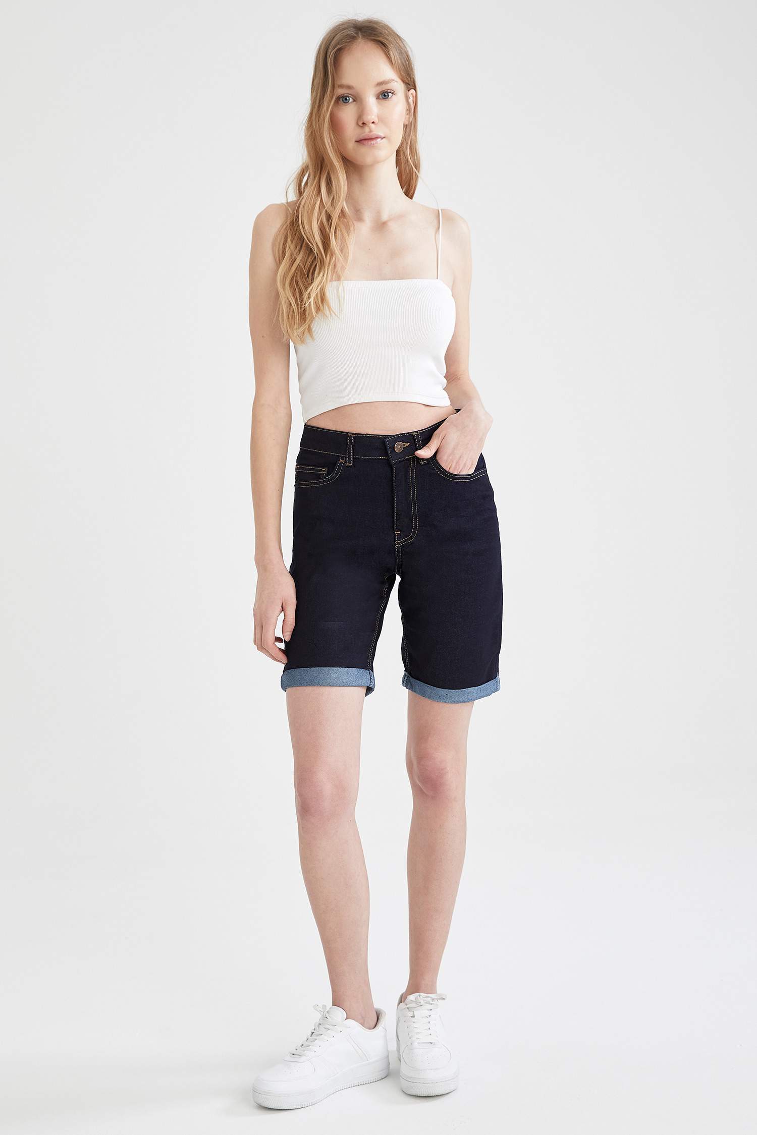 Katlama Paça Detaylı Slim Fit Jean Bermuda Şort